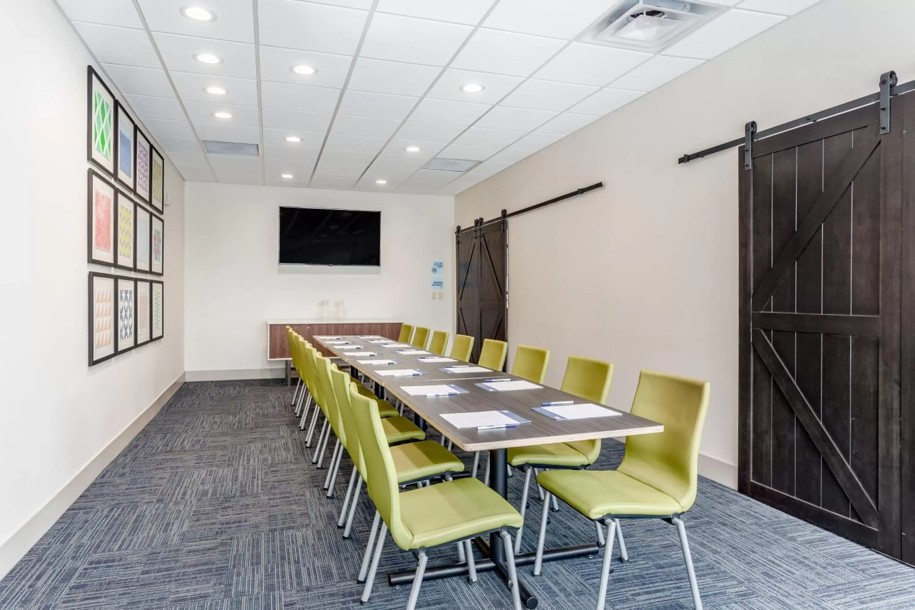 Meeting/conference room in Holiday Inn Express & Suites Hammond, an IHG Hotel