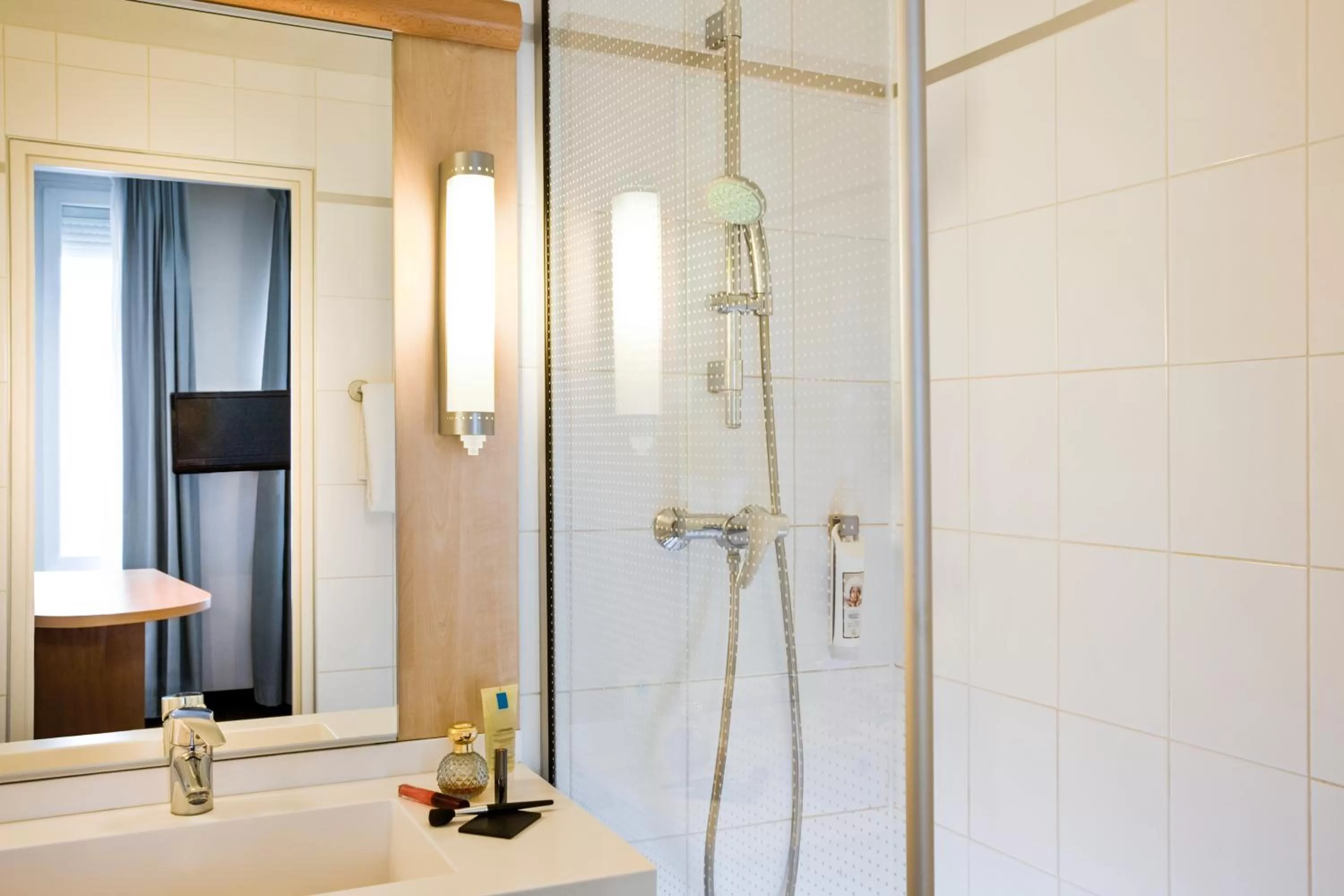 Shower in ibis Dieppe Le Val Druel