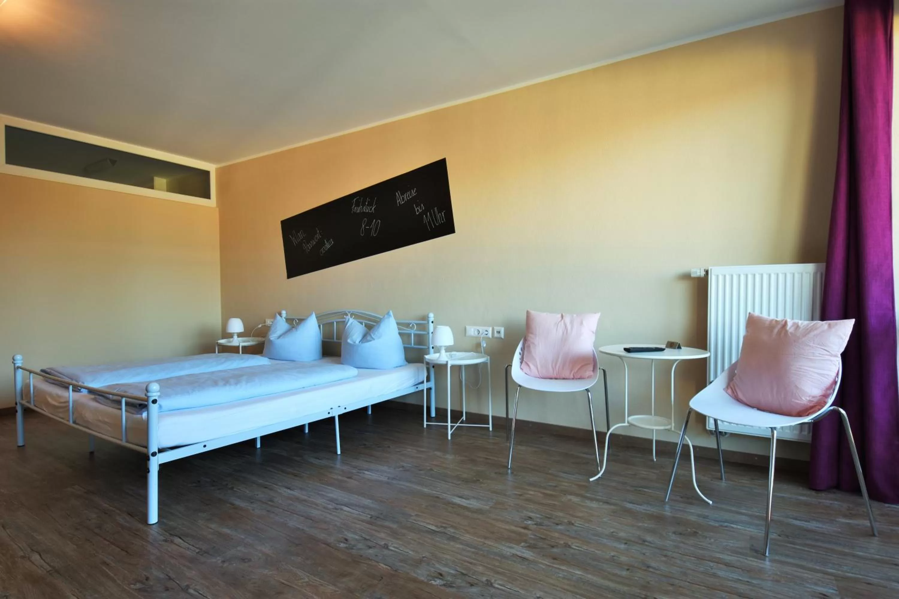 Photo of the whole room, Bed in Motel Füssen im Allgäu