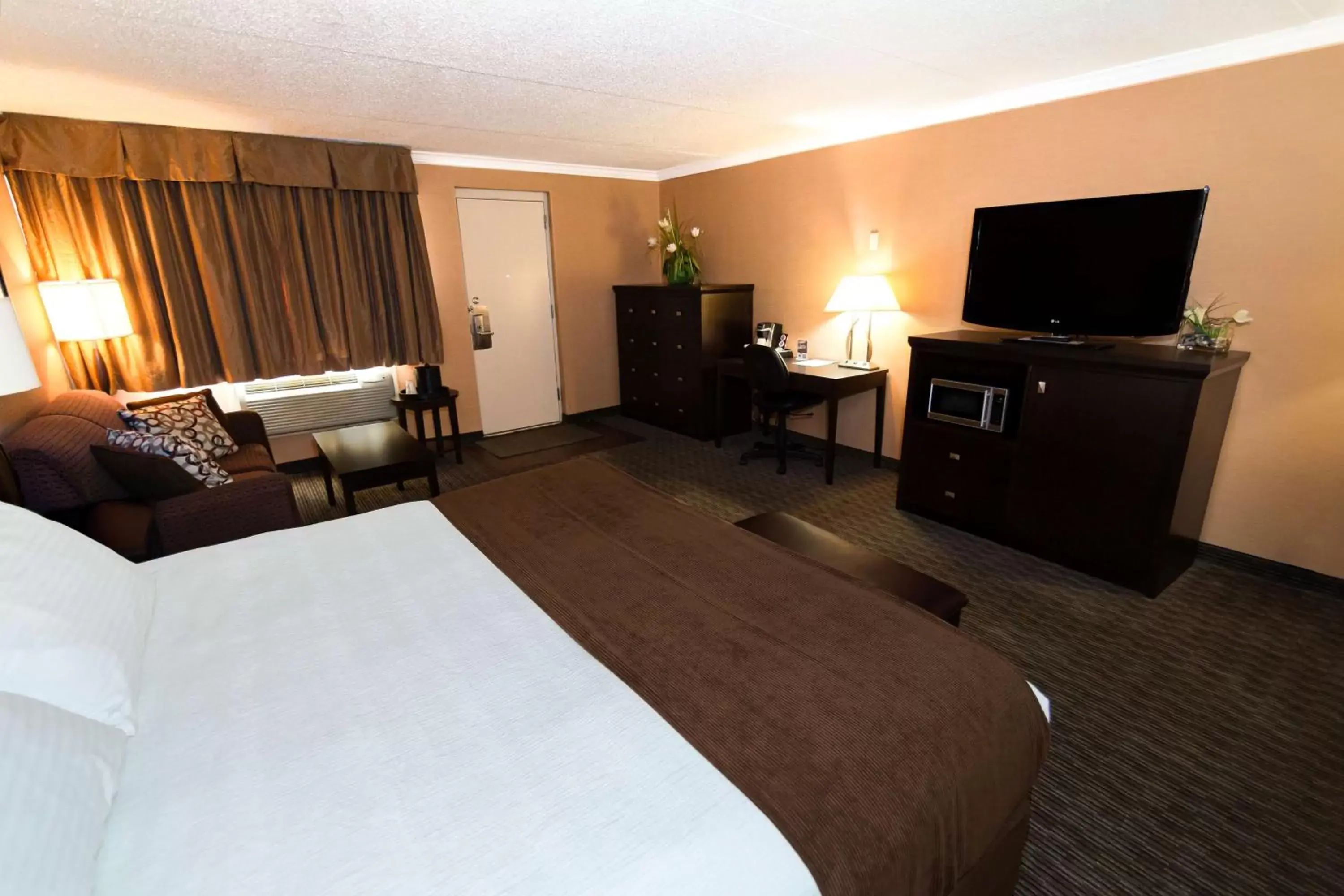 Photo of the whole room, TV/Entertainment Center in Best Western Plus Dryden Hotel and Conference Centre