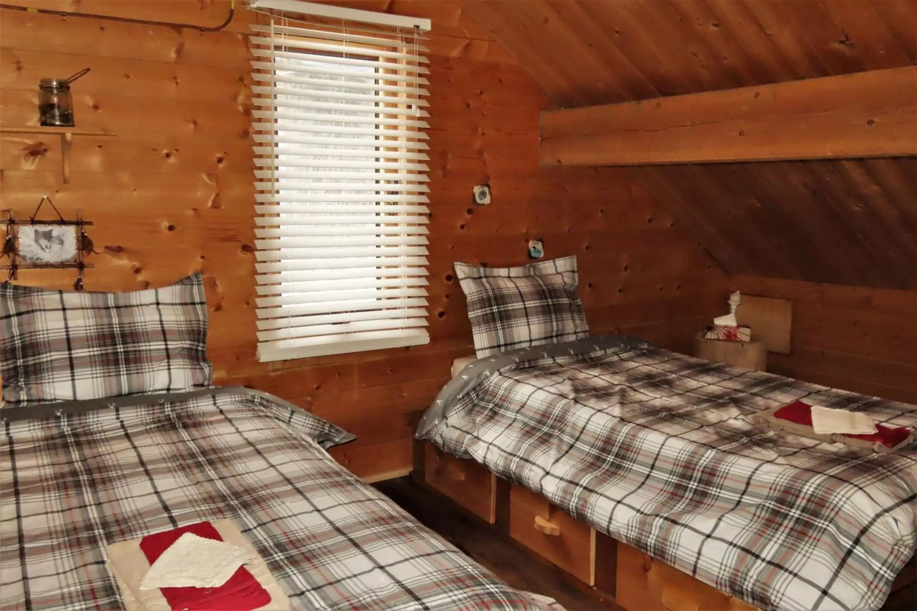 Bedroom, Bed in Rocky Ridge Resort-BC