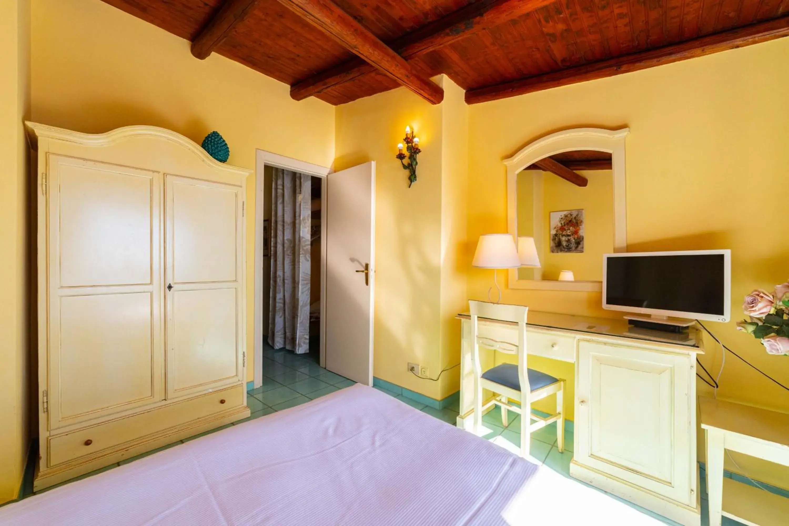 Bedroom, TV/Entertainment Center in Mendolia Beach Hotel