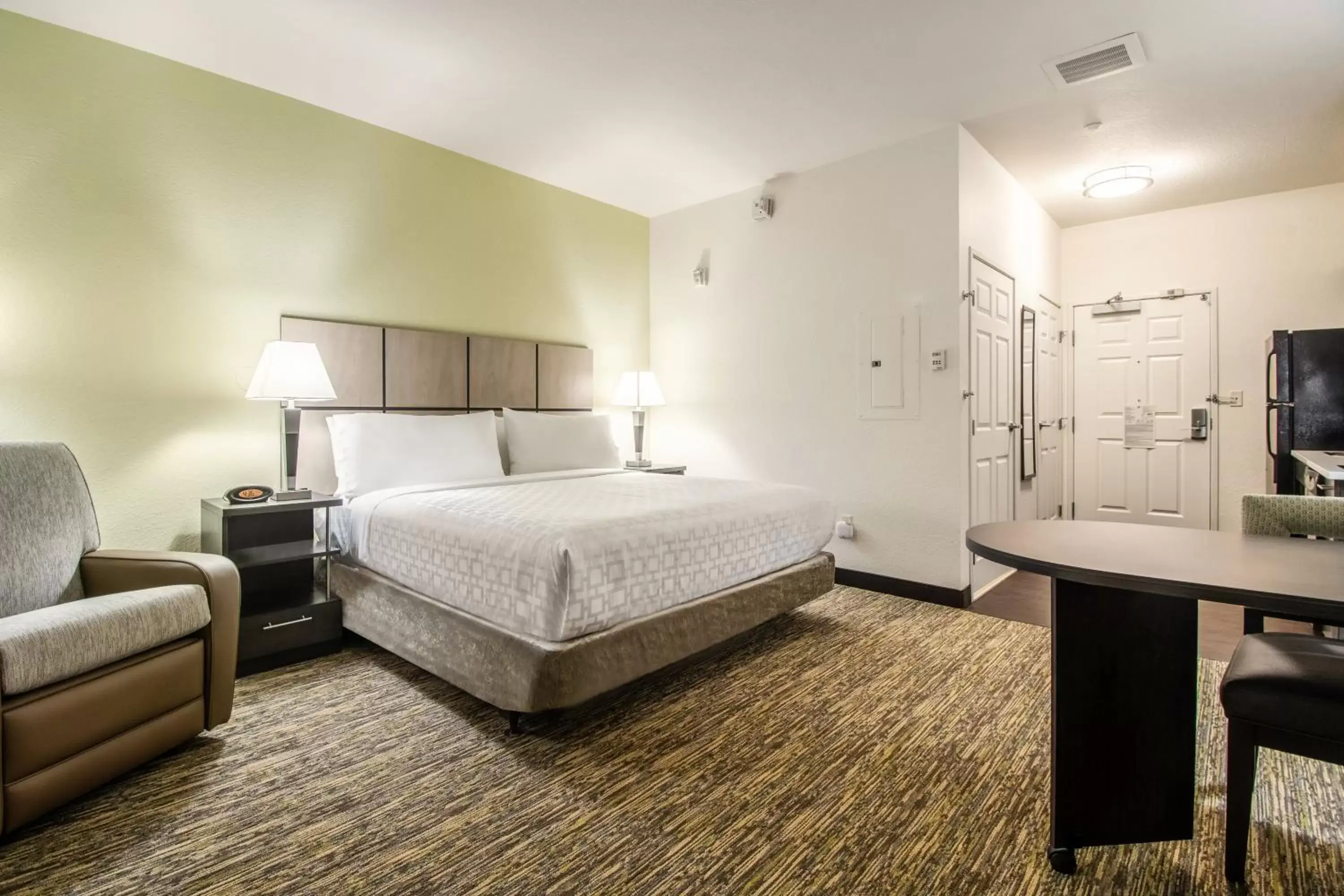 Photo of the whole room, Bed in Candlewood Suites Portland Airport, an IHG Hotel