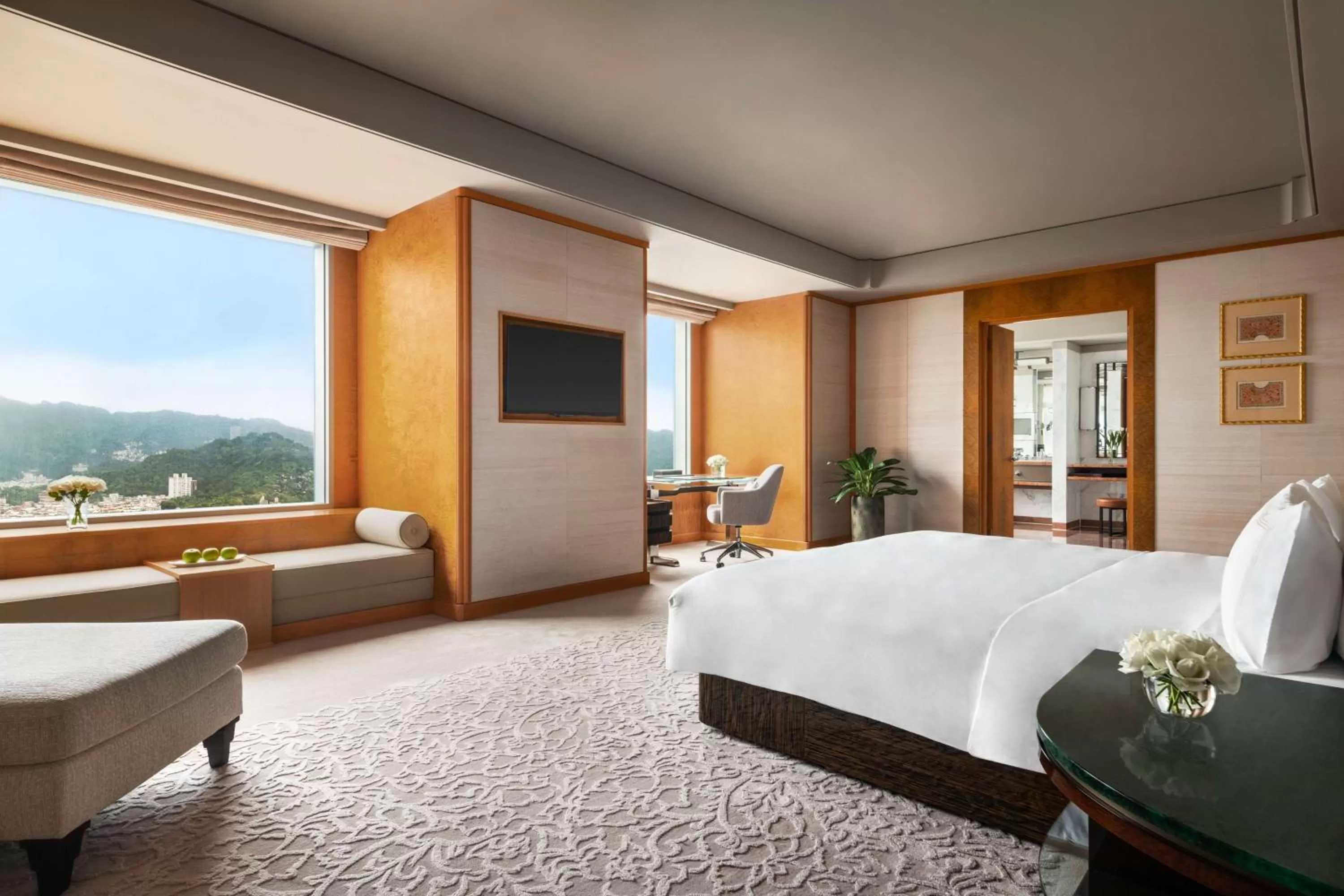 Bedroom, Bed in Shangri-La Far Eastern, Taipei