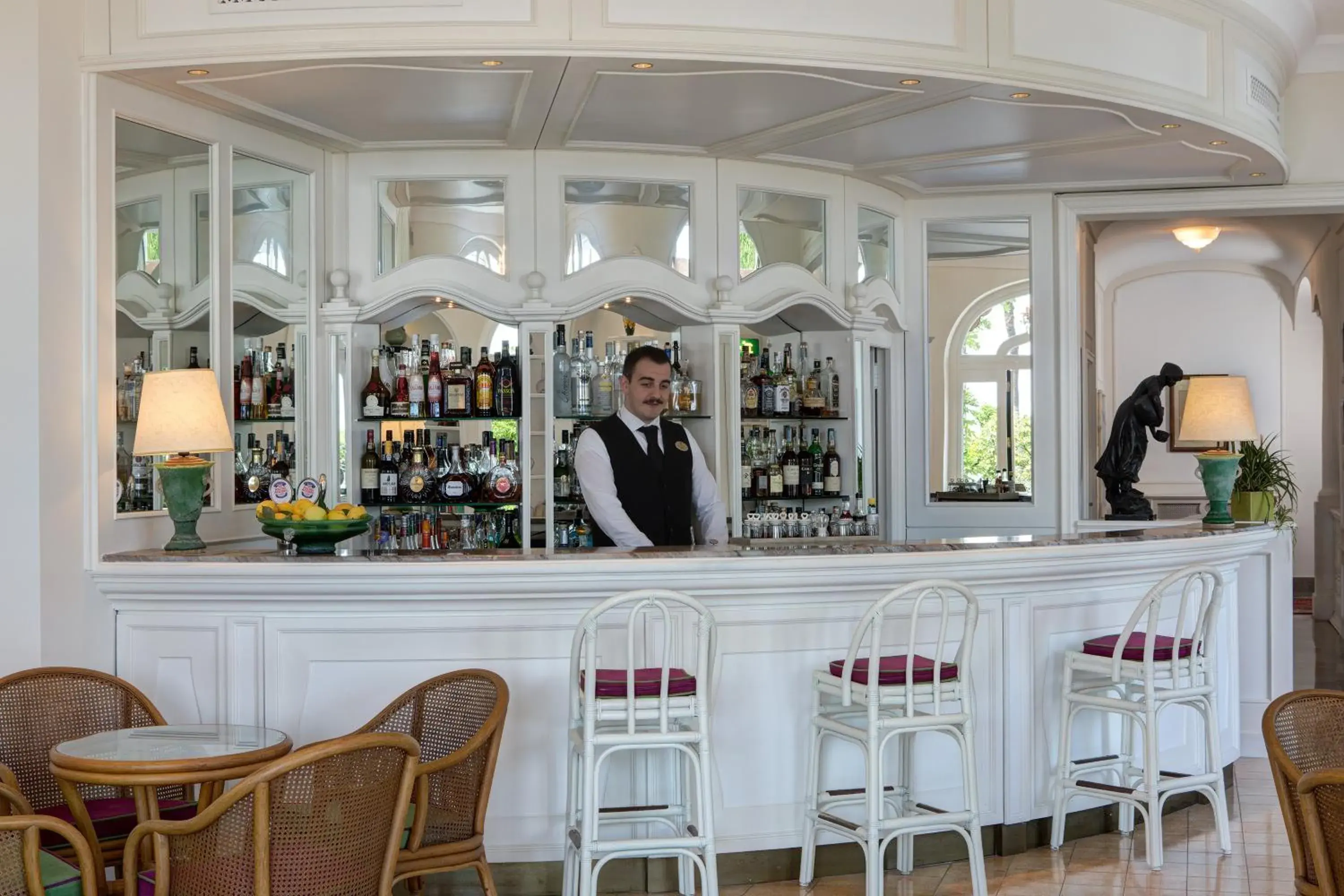 Staff, Lounge/Bar in Grand Hotel Royal