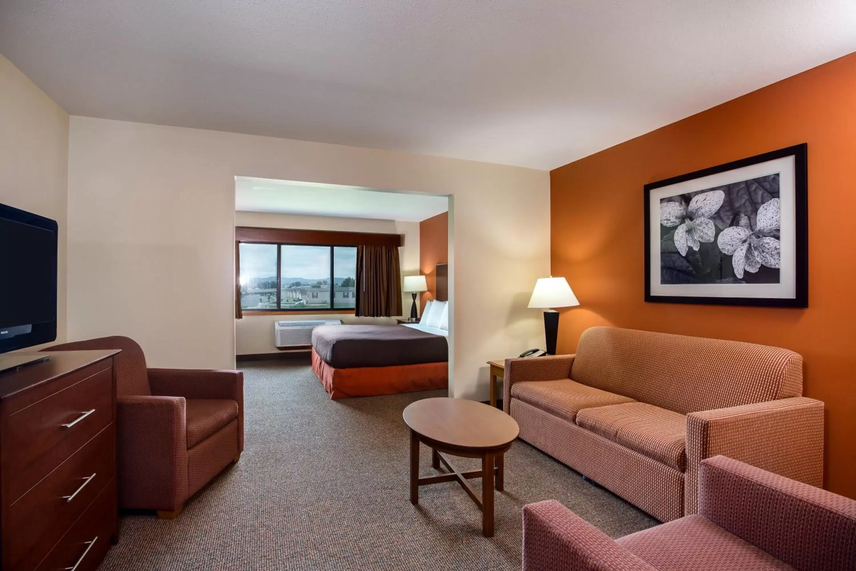 Bedroom, Seating Area in AmericInn by Wyndham Tomah