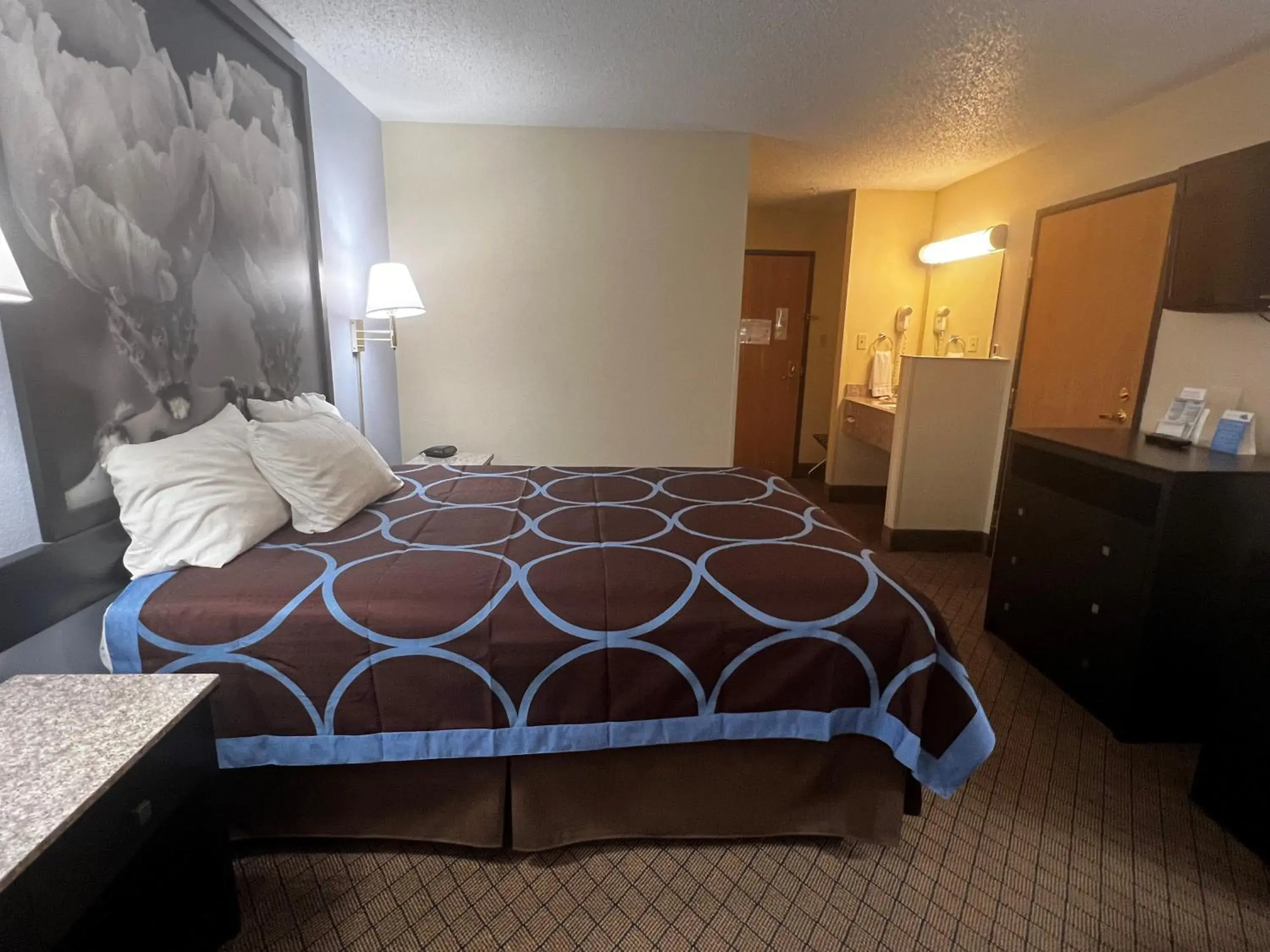 Photo of the whole room, Bed in Super 8 by Wyndham Cleveland TX