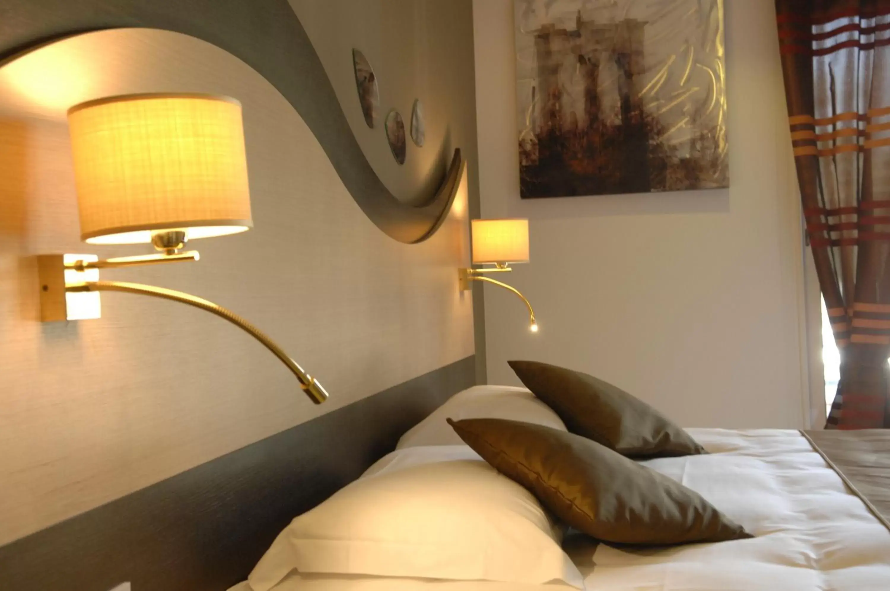 Bedroom, Bed in The Originals City, Hôtel Les Bastides du Gapeau