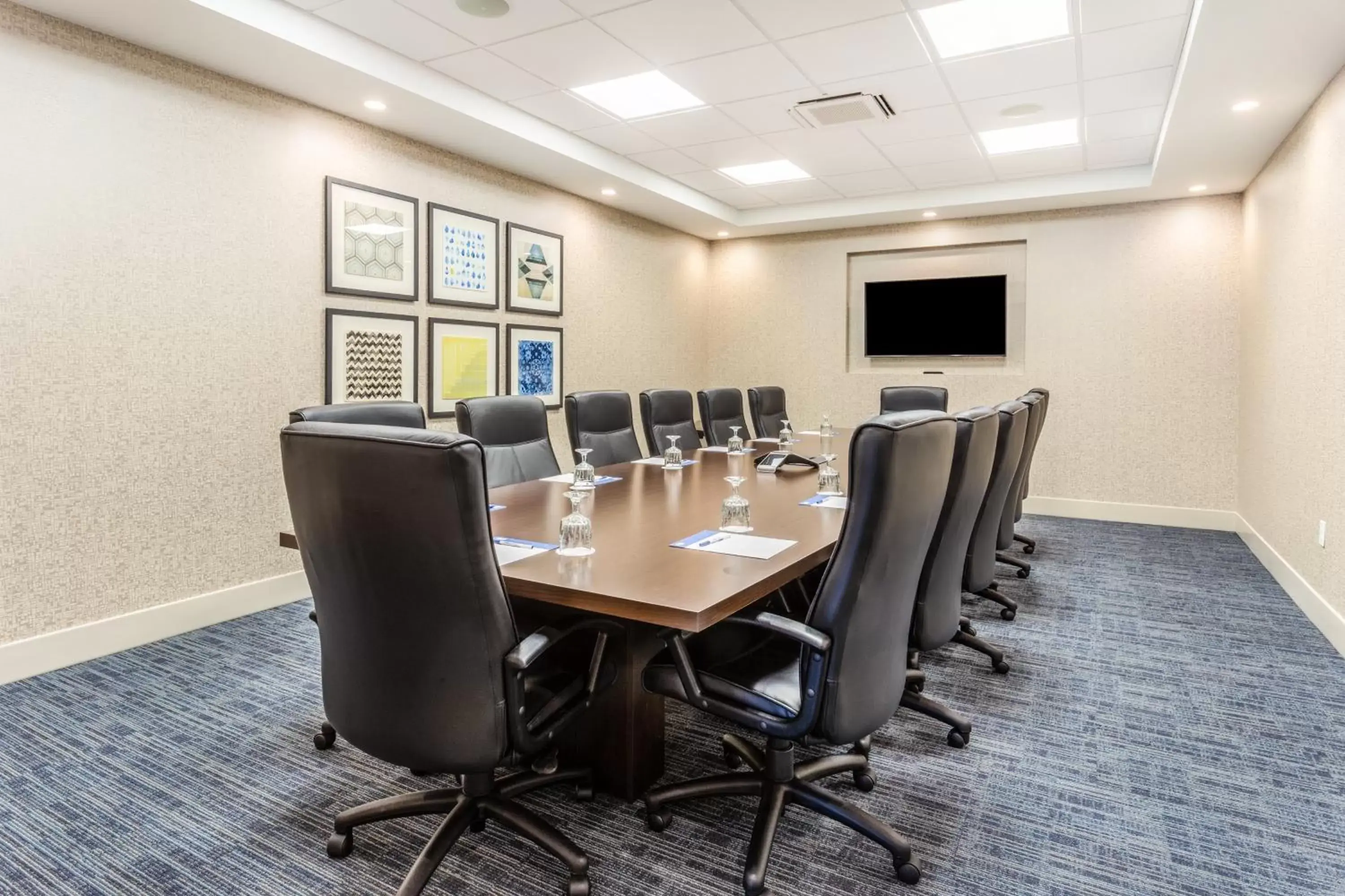 Meeting/conference room in Holiday Inn Express & Suites - Springfield North, an IHG Hotel