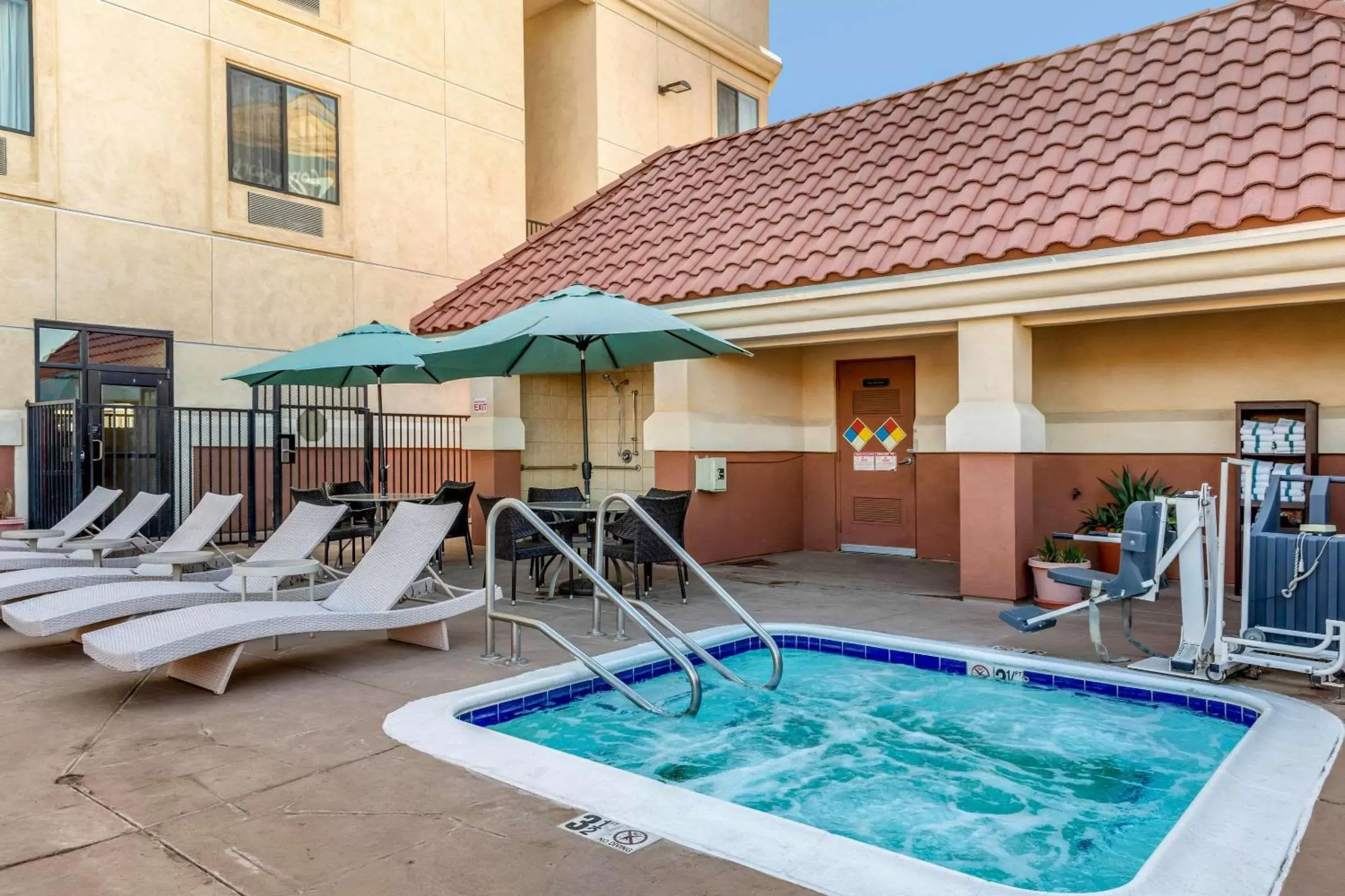 On site, Swimming Pool in Comfort Suites Barstow near I-15