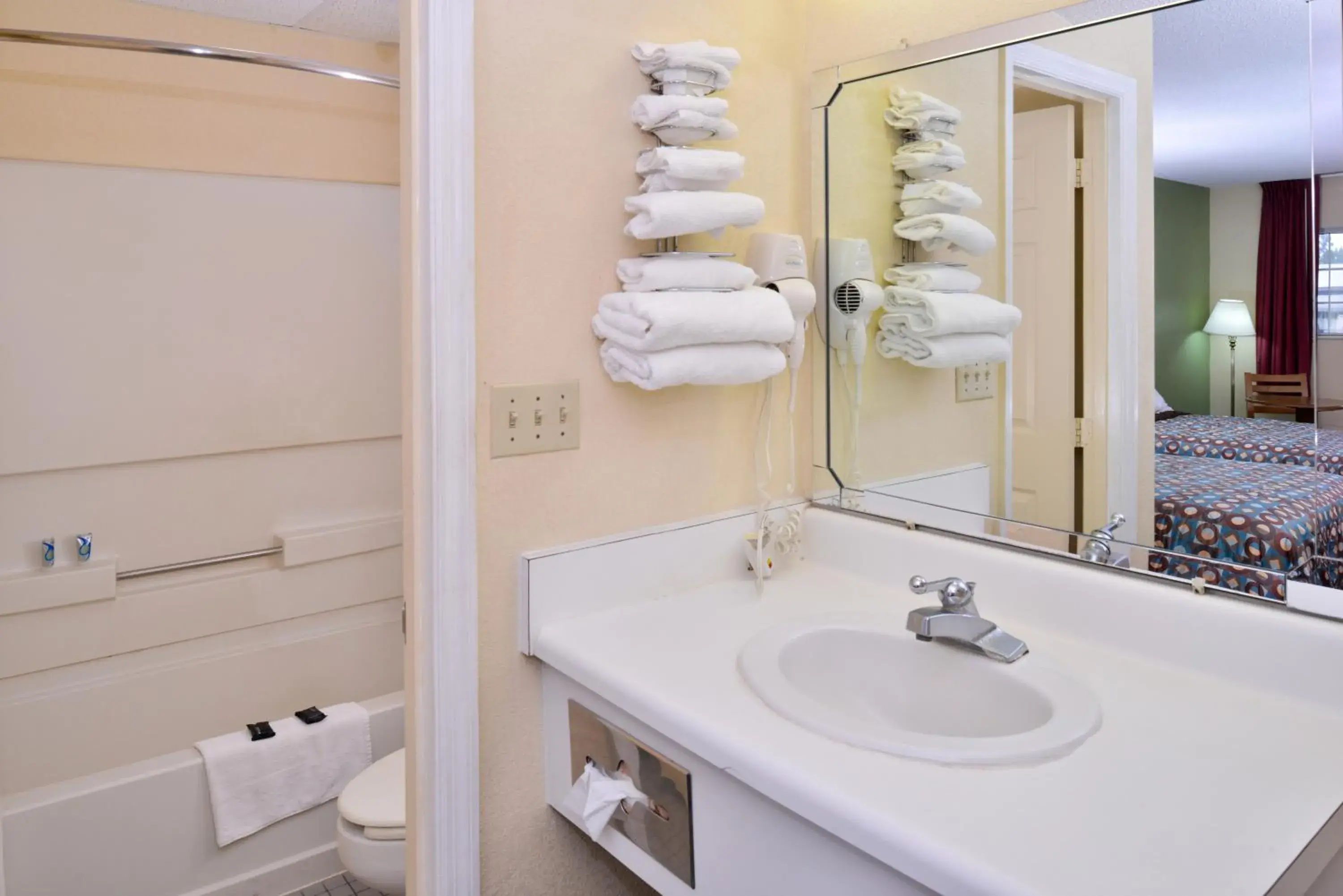 Shower, Bed in Americas Best Value Inn Edenton Shower, Bed in Americas Best Value Inn Edenton