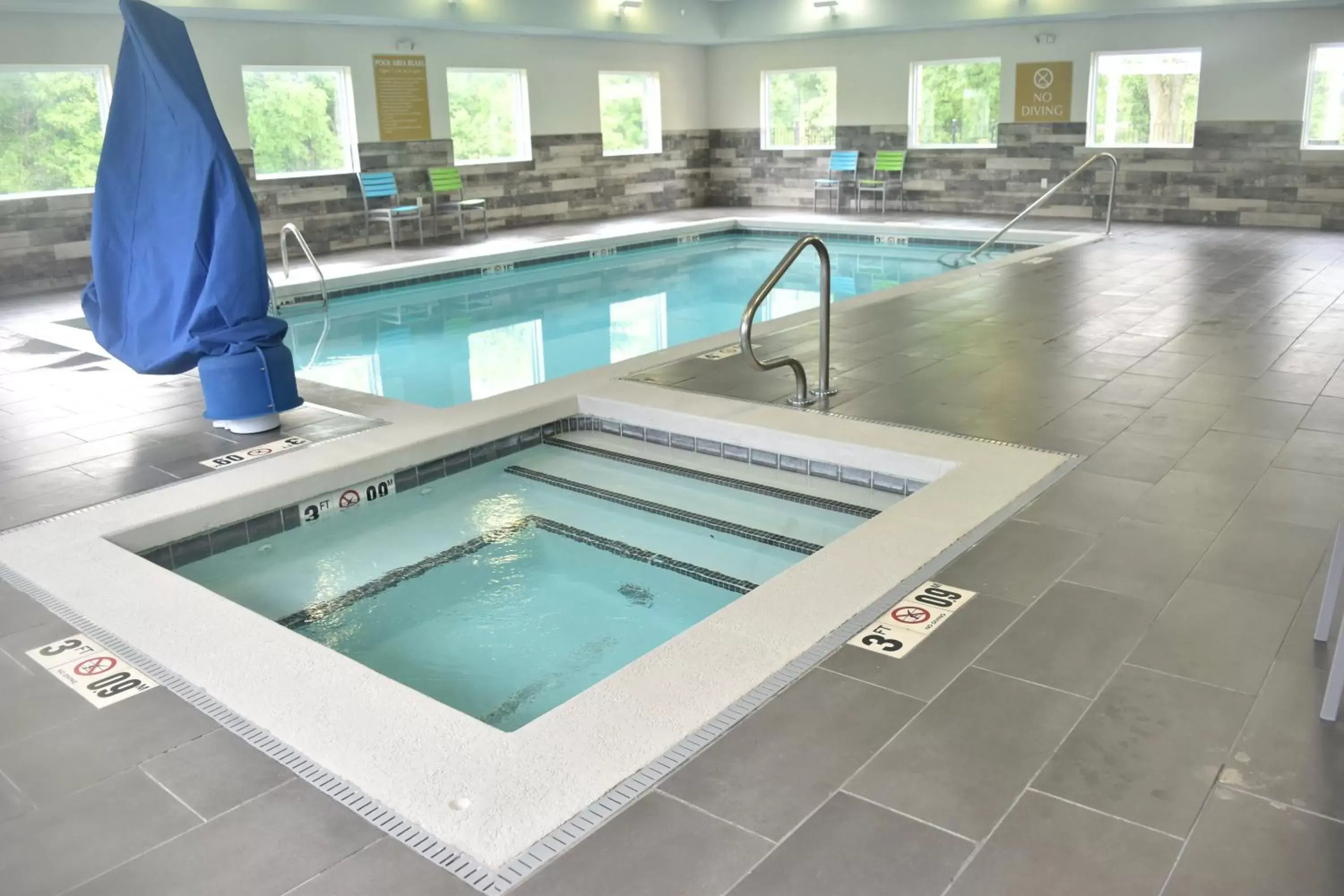 Swimming Pool in Candlewood Suites Independence, an IHG Hotel