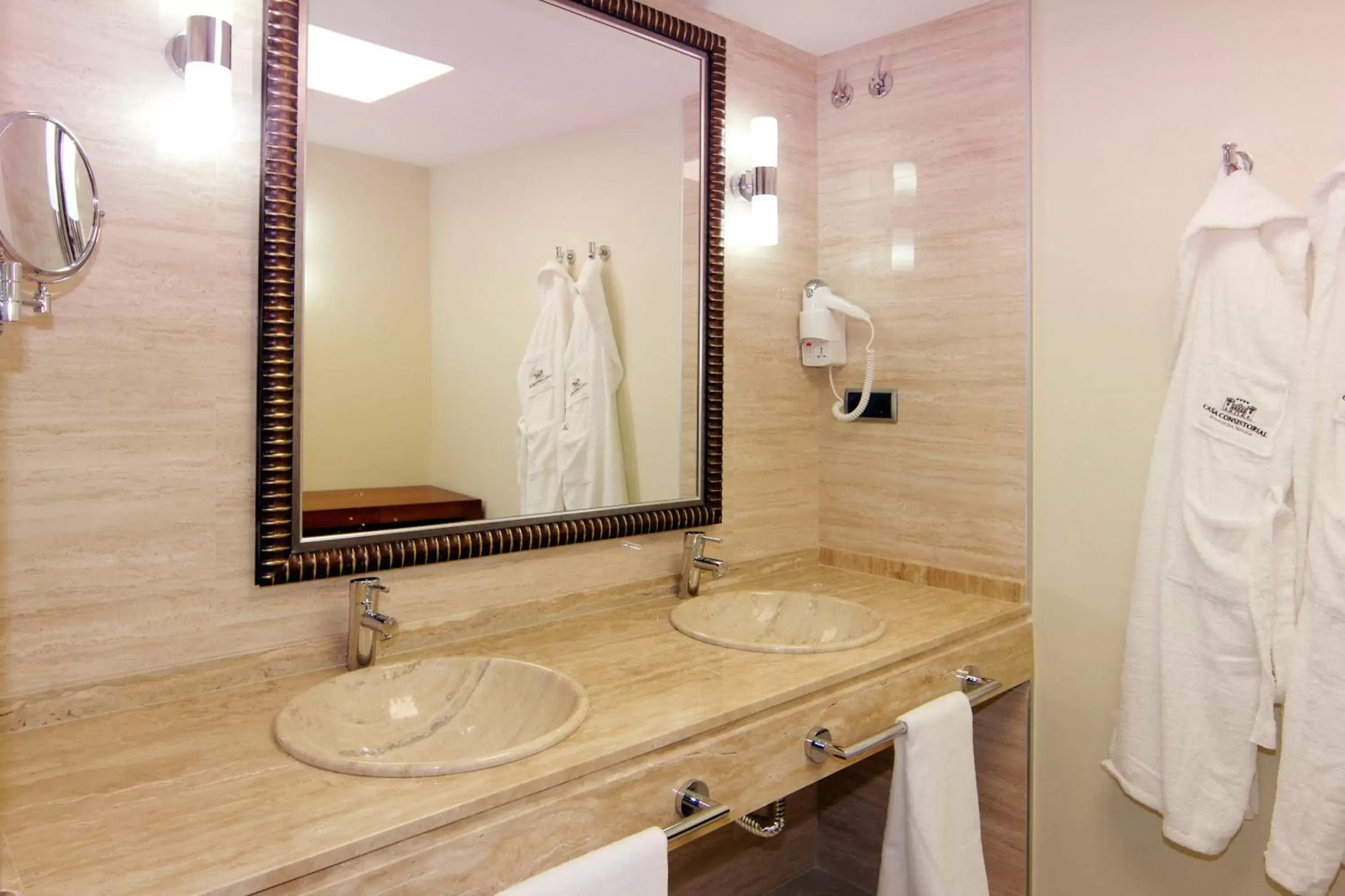 Shower, Bathroom in Casa Consistorial