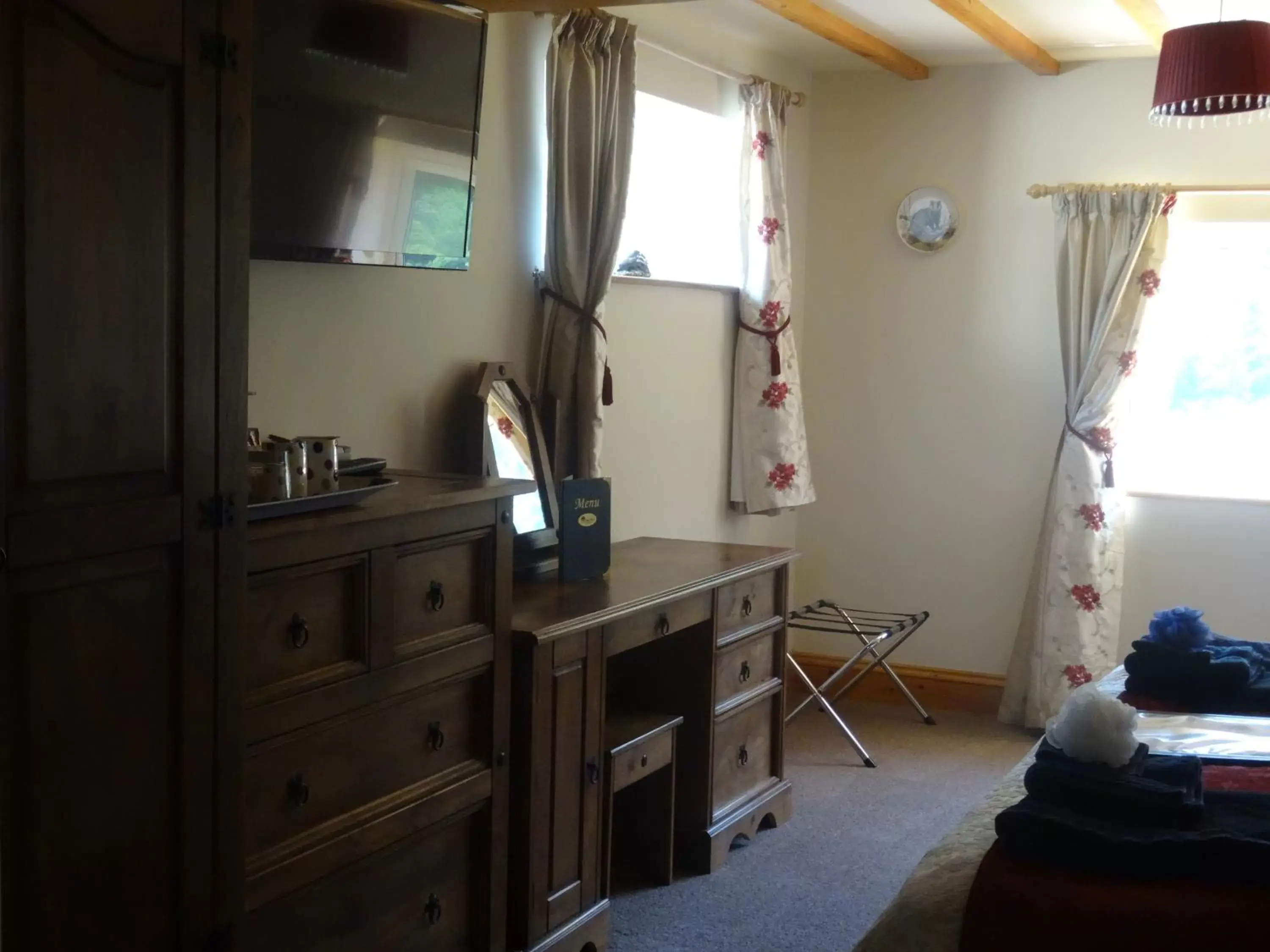 Coffee/tea facilities, TV/Entertainment Center in Middle Woodbatch B&B