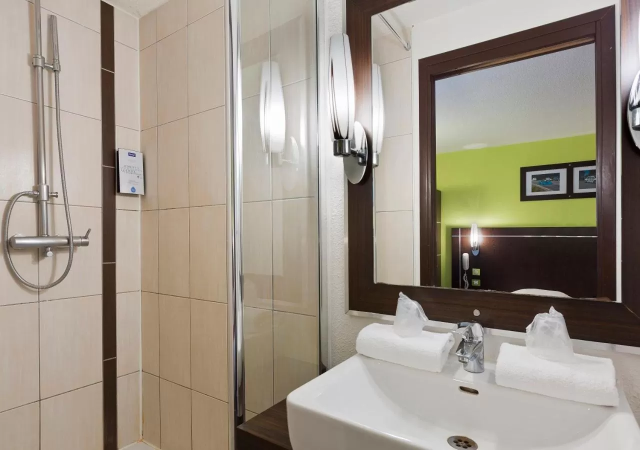 Shower in Enzo Hotels Reims Tinqueux by Kyriad Direct