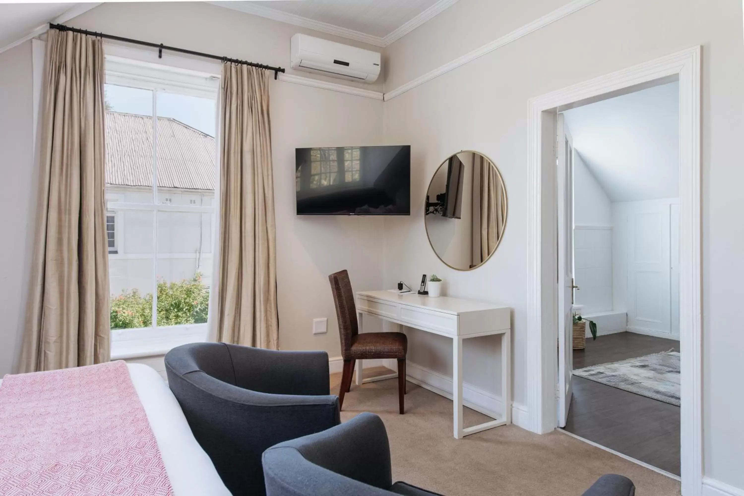 TV and multimedia, Bed in River Manor Boutique Hotel by The Living Journey Collection TV and multimedia, Bed in River Manor Boutique Hotel by The Living Journey Collection