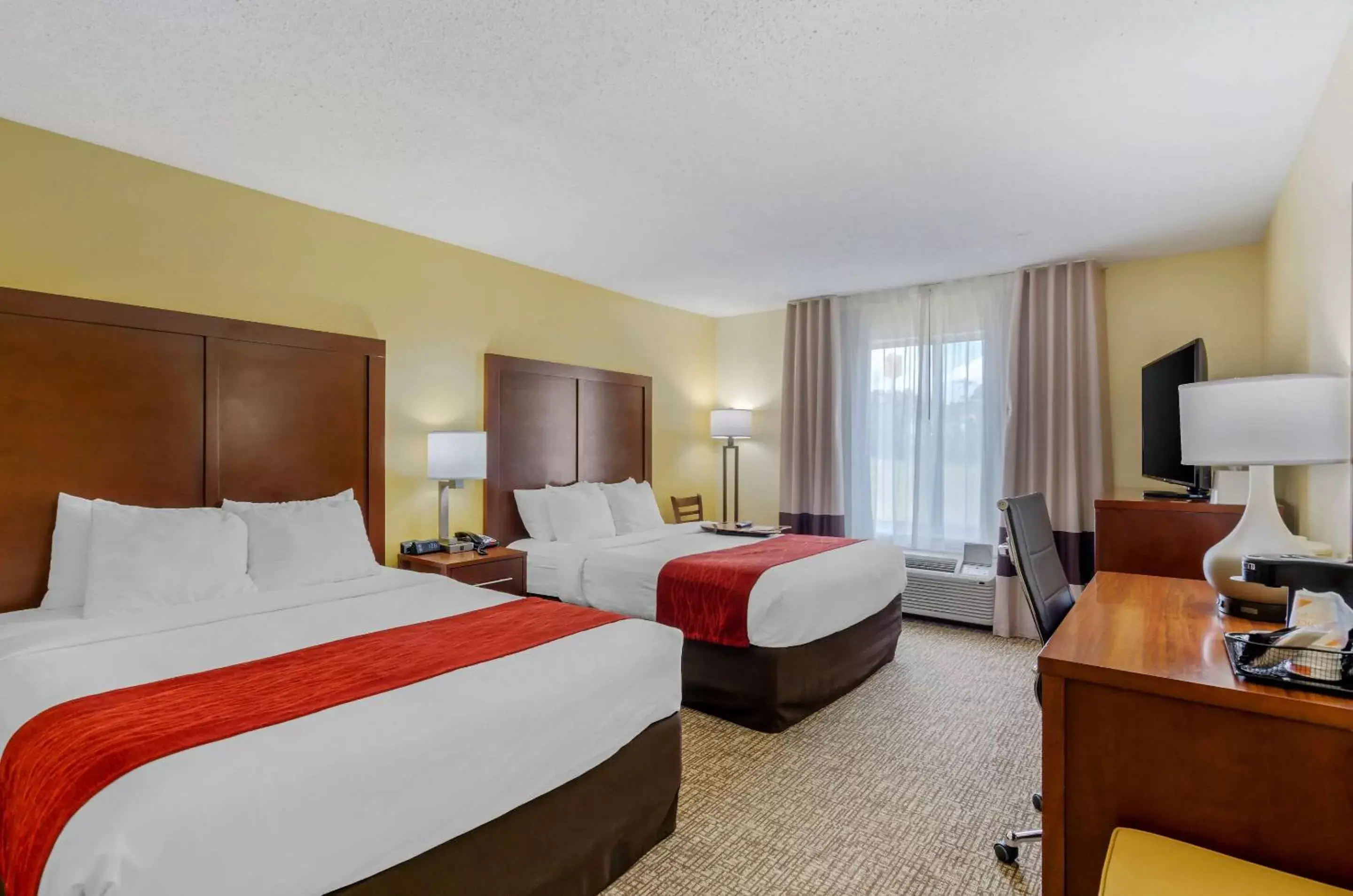 Bedroom, Bed in Comfort Inn & Suites Hillsville I-77