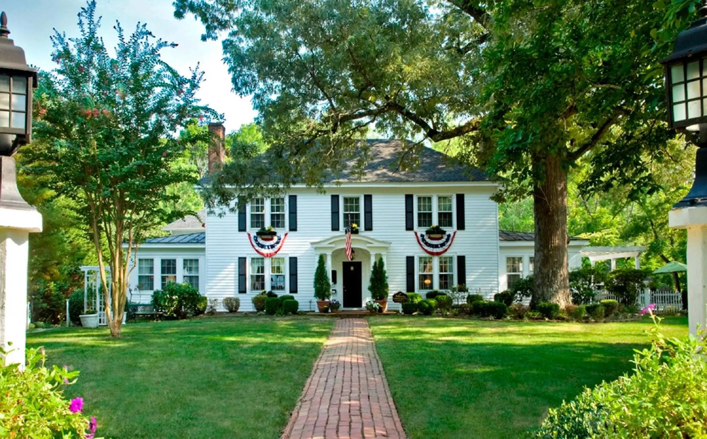 Facade/entrance, Property Building in A Williamsburg White House Inn