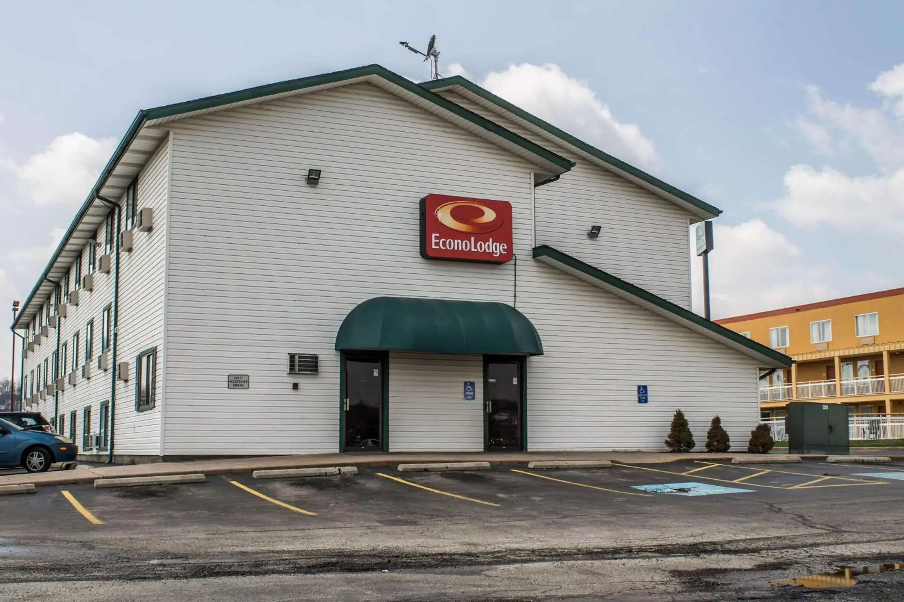 Property building in Econo Lodge Akron