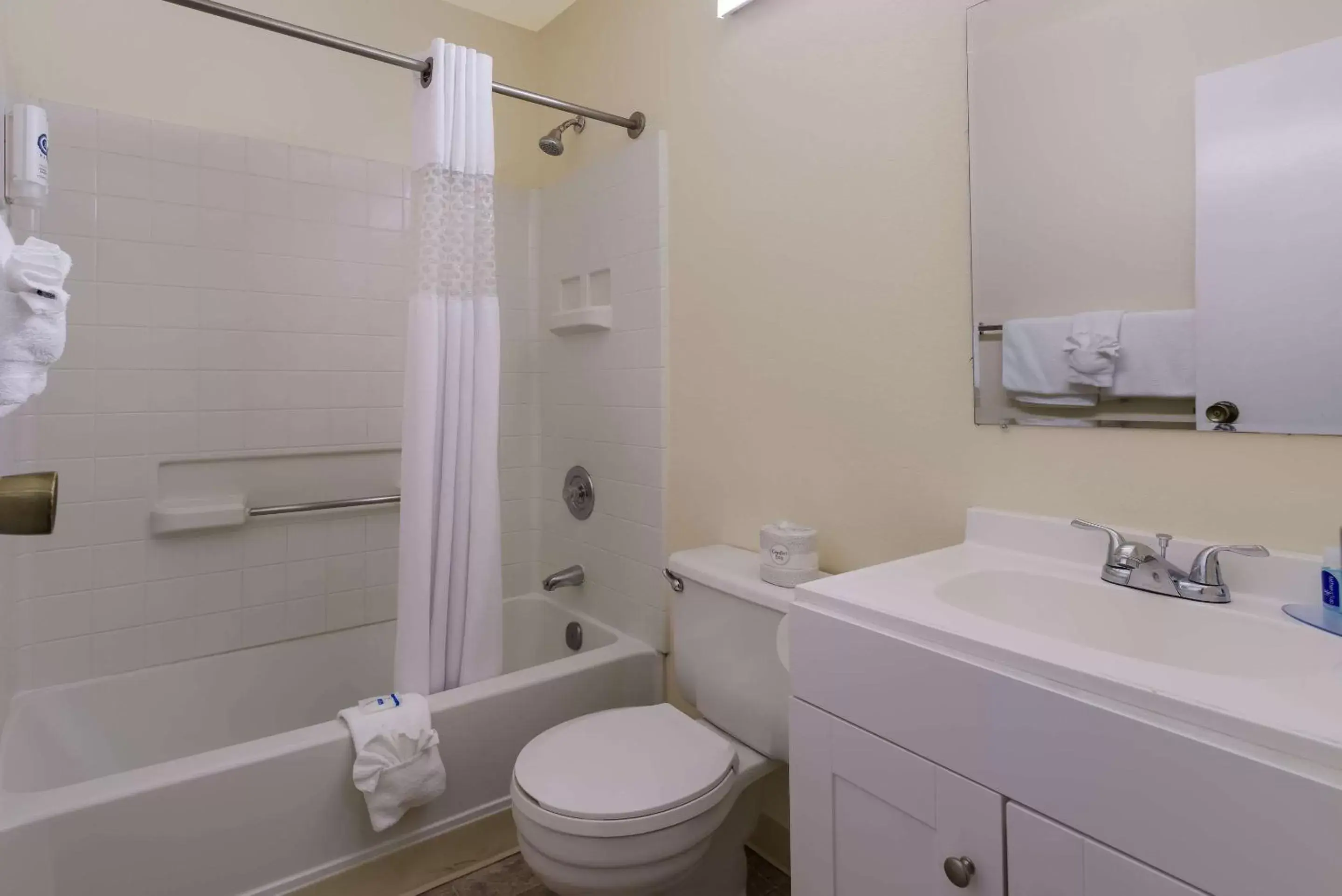 Bedroom, Bathroom in Rodeway Inn Livermore