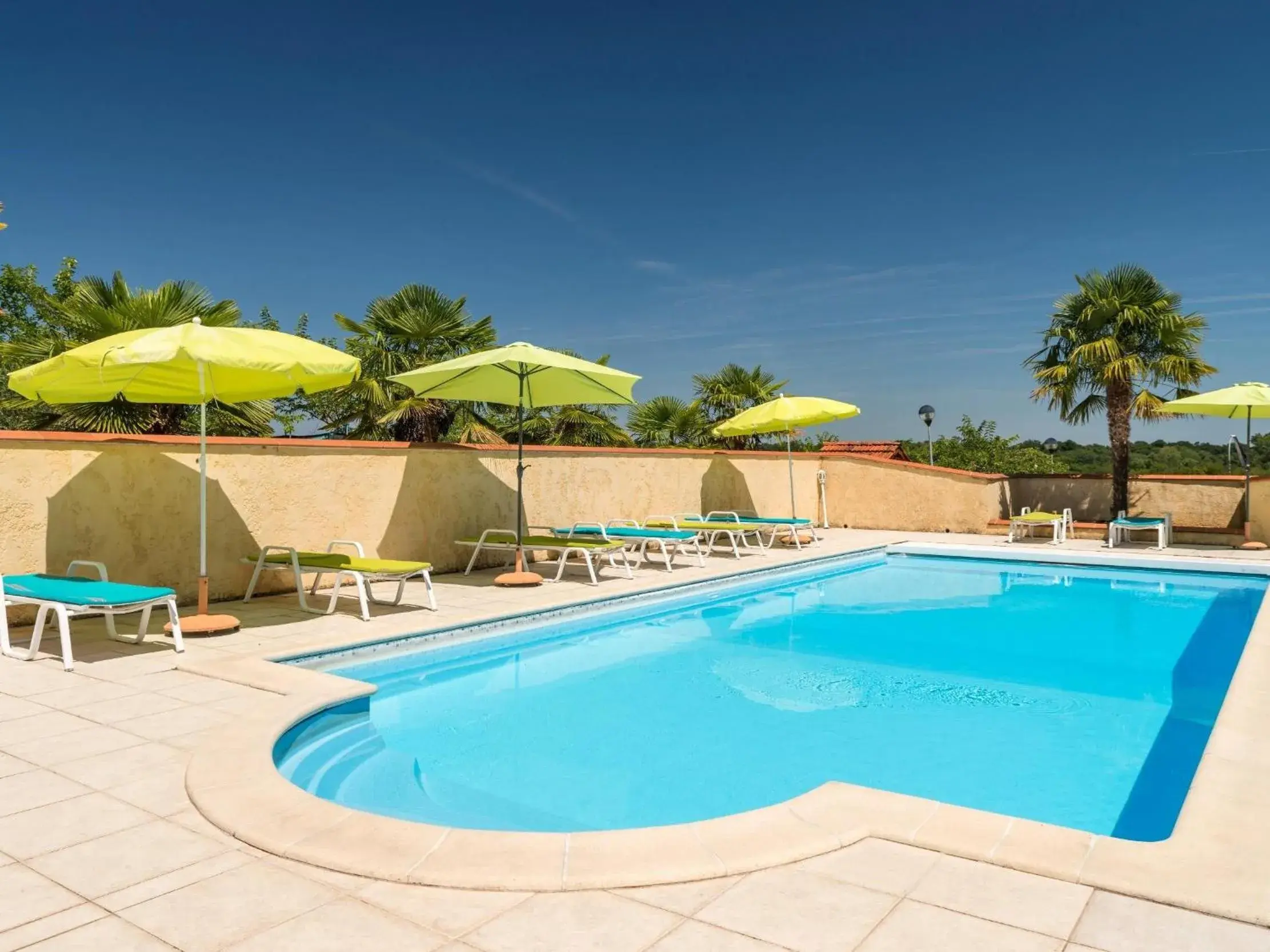 Property building, Swimming Pool in Logis Hôtel L'Adourable Auberge