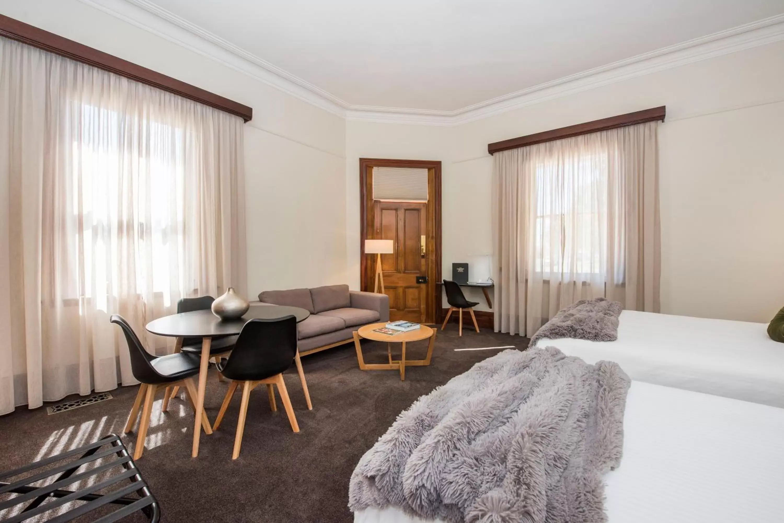 Photo of the whole room, Seating Area in The Parkview Hotel Mudgee