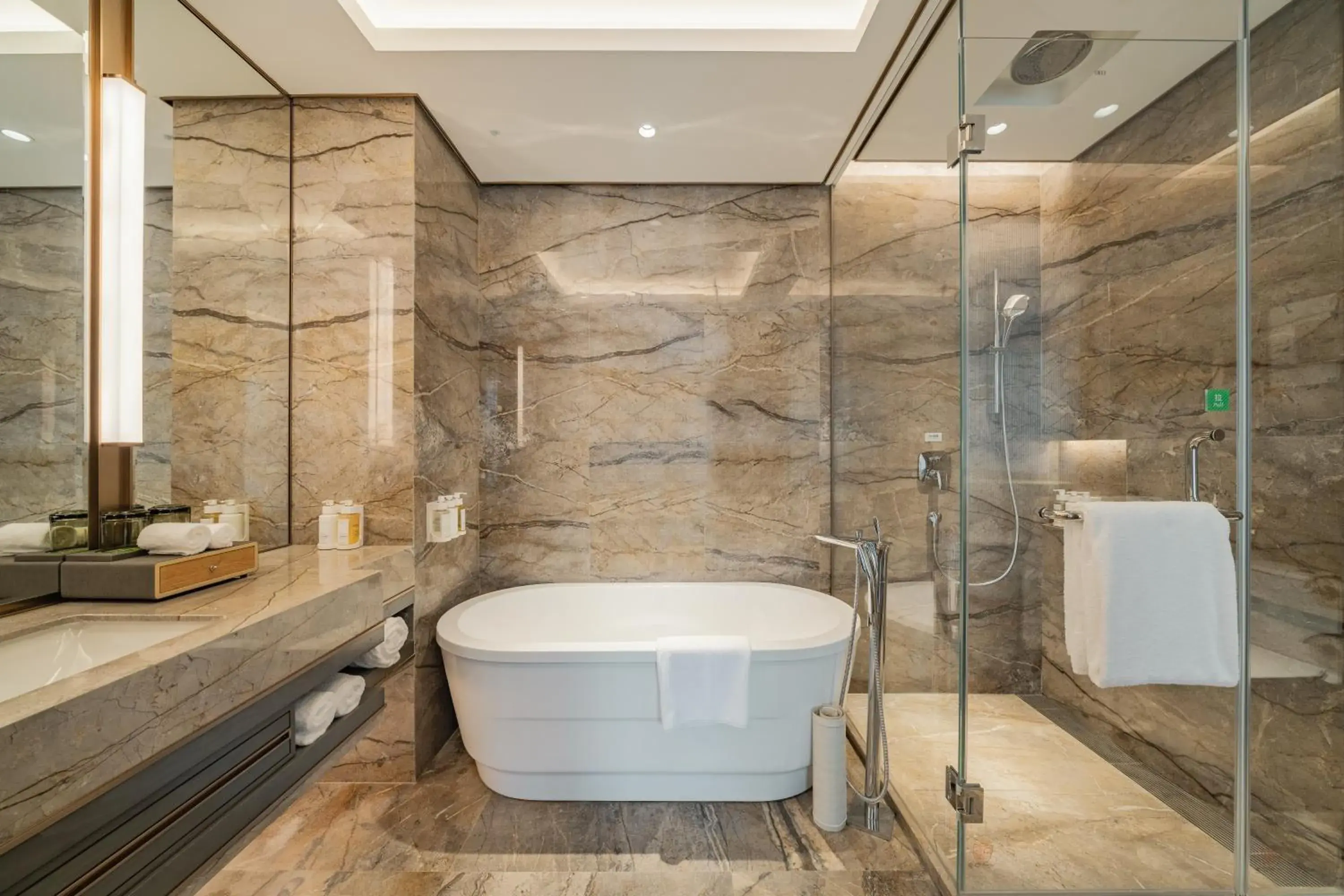 Photo of the whole room, Bathroom in Holiday Inn Zhengzhou Zhongzhou, an IHG Hotel