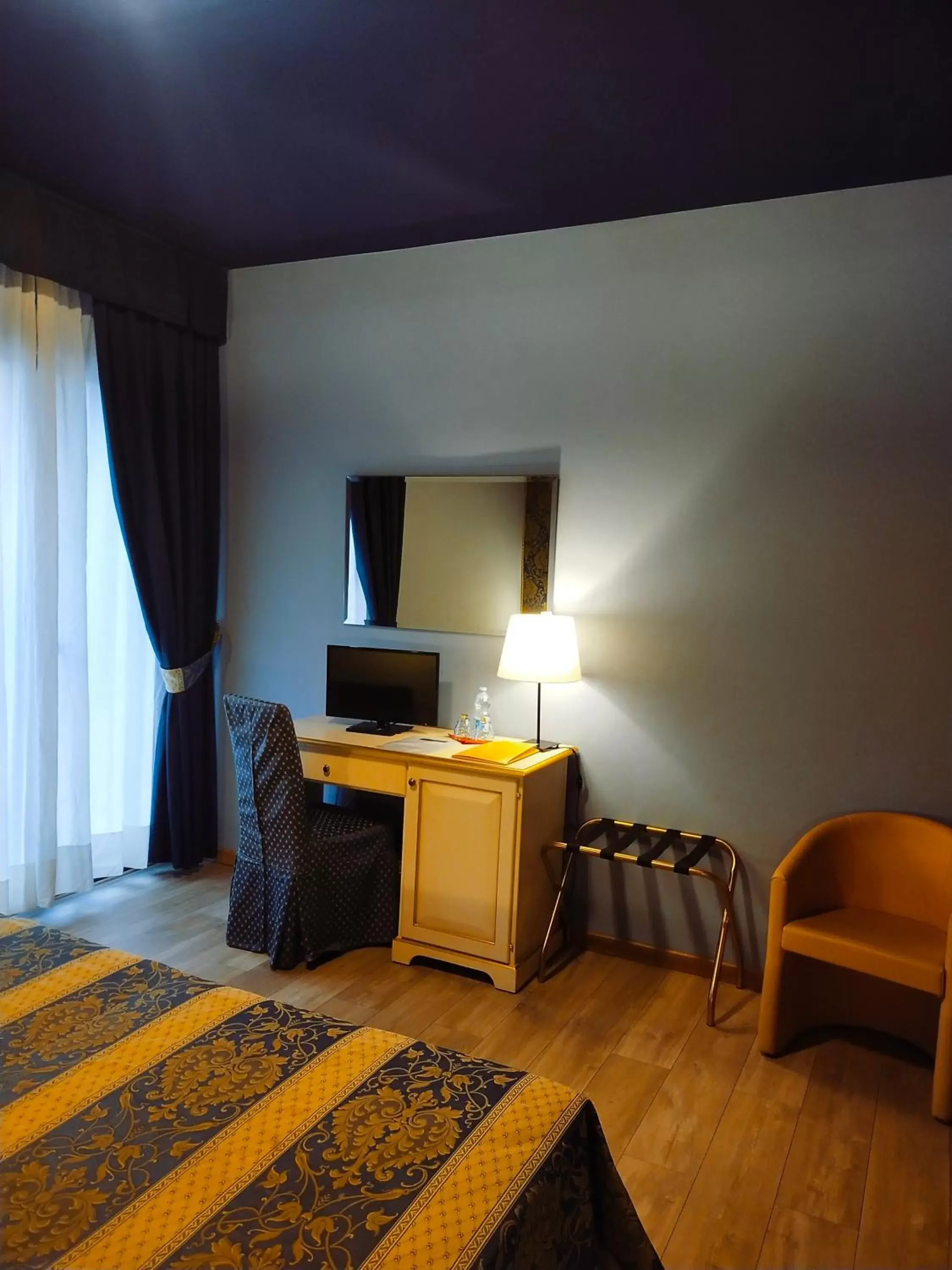 Bedroom, TV/Entertainment Center in LAERTE PALACE HOTEL