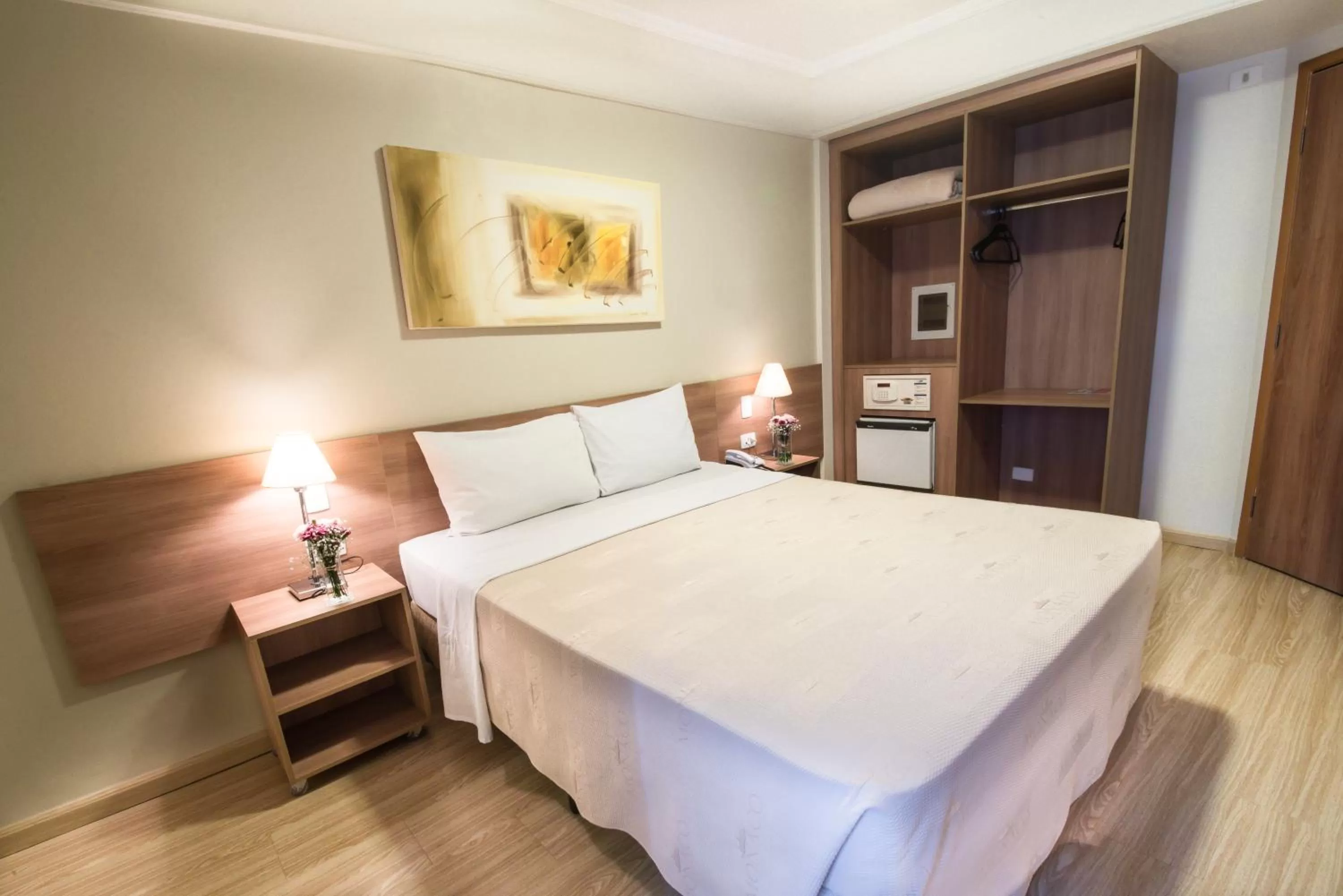 Photo of the whole room, Bed in Summit Hotel Monaco