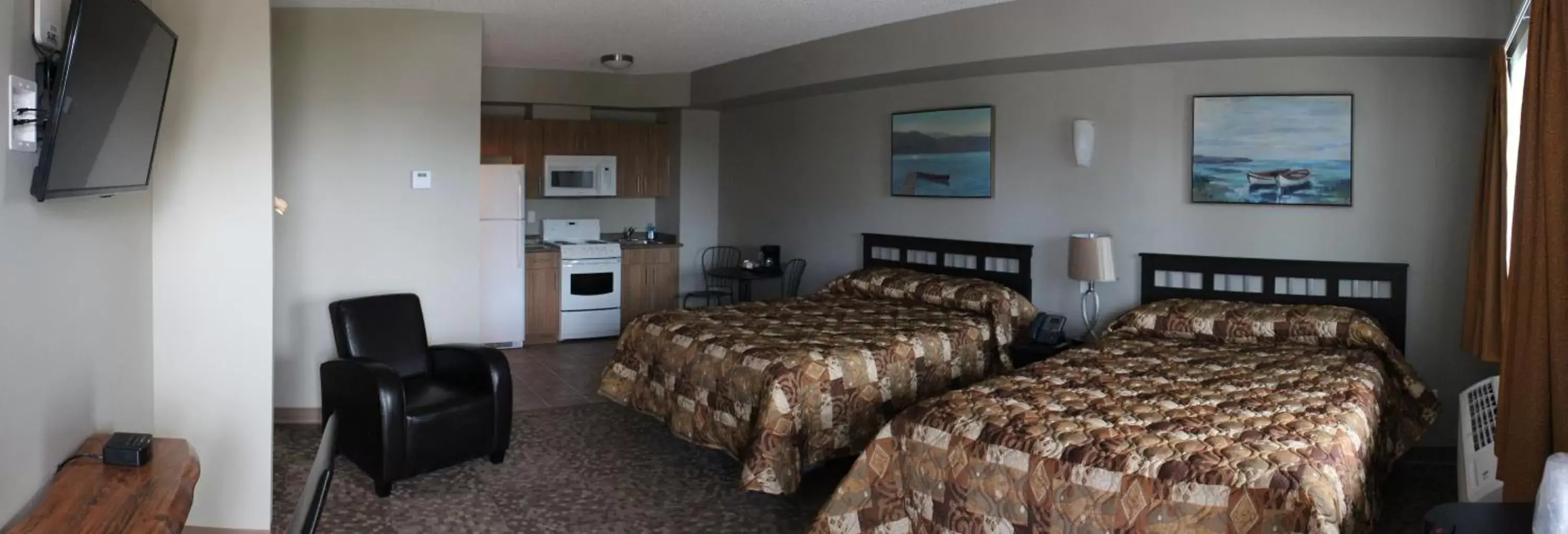 Bed in Alberta Beach Inn and Suites