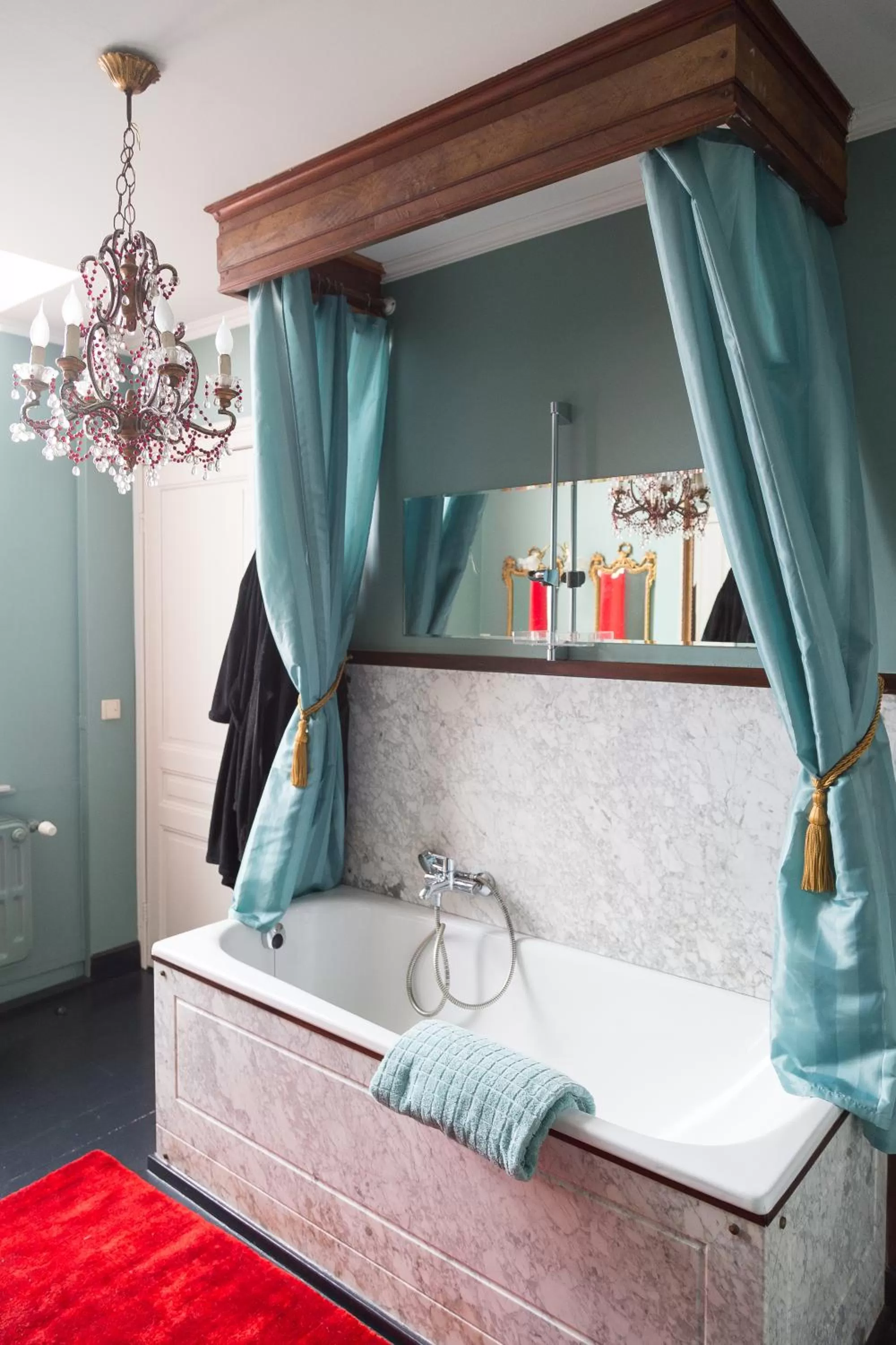 Bathroom, Bed in Maison d'Artiste