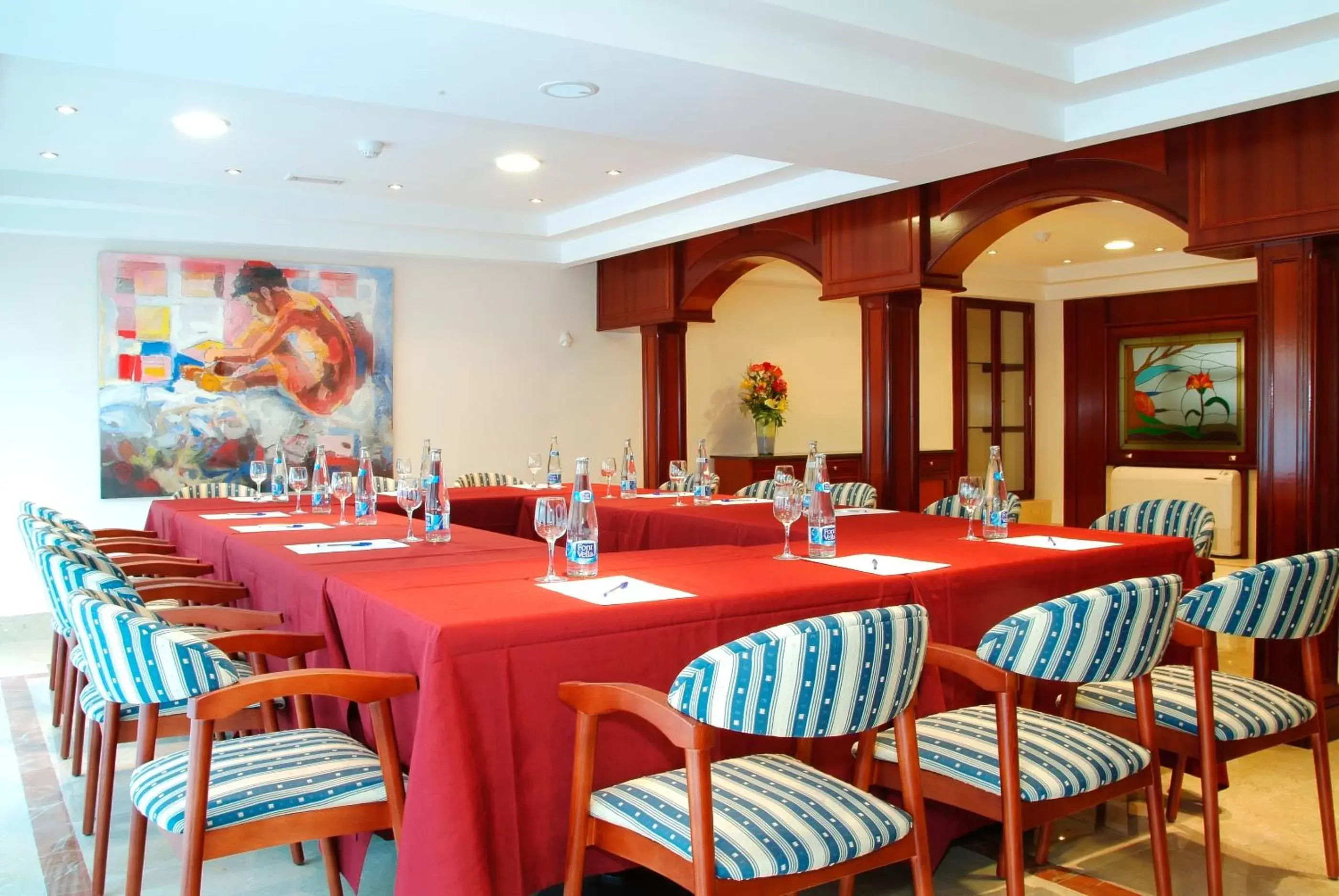 Business facilities, Restaurant/Places to Eat in Hotel Gran Legazpi