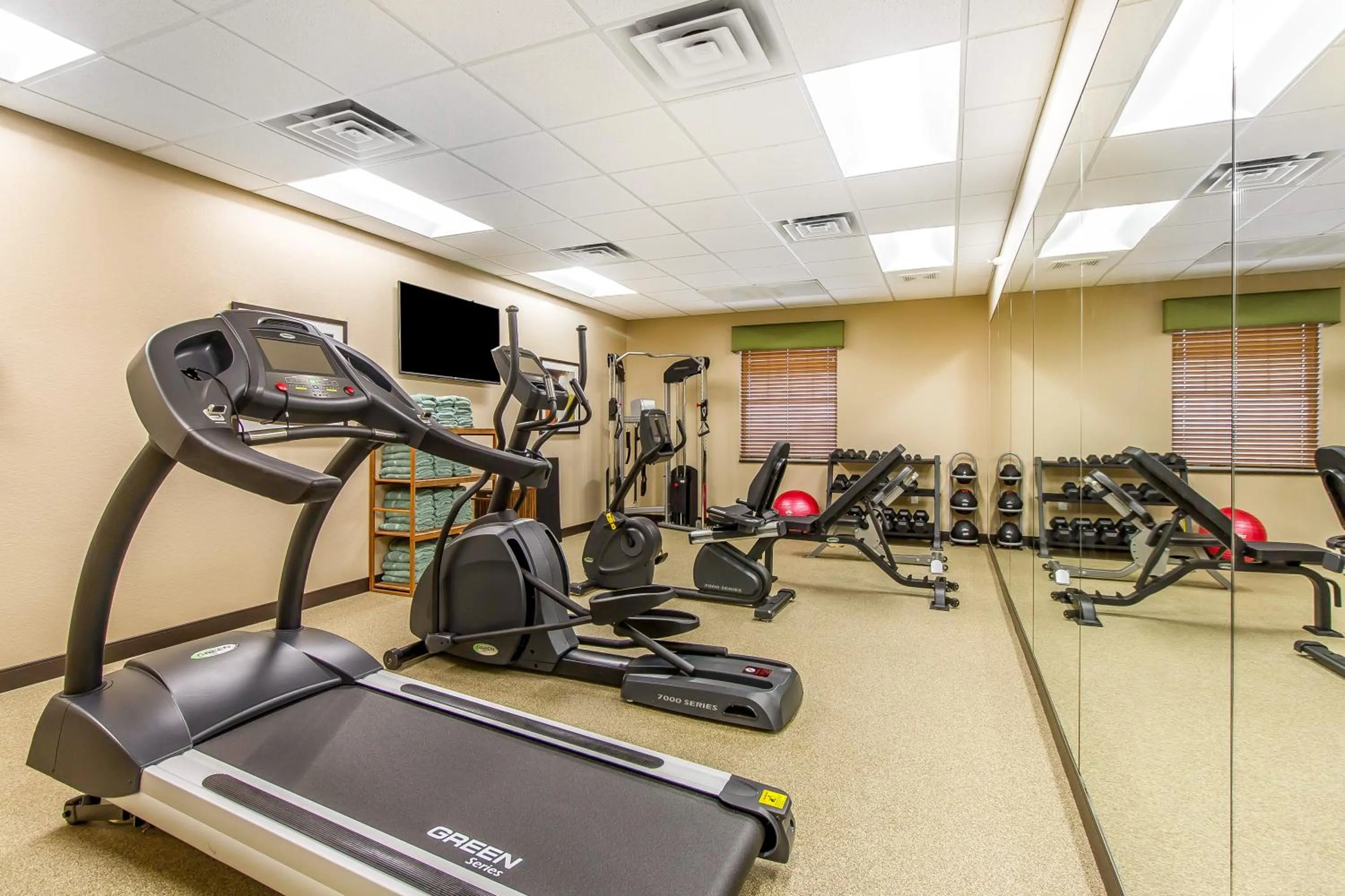 Fitness centre/facilities in MainStay Suites Stanley