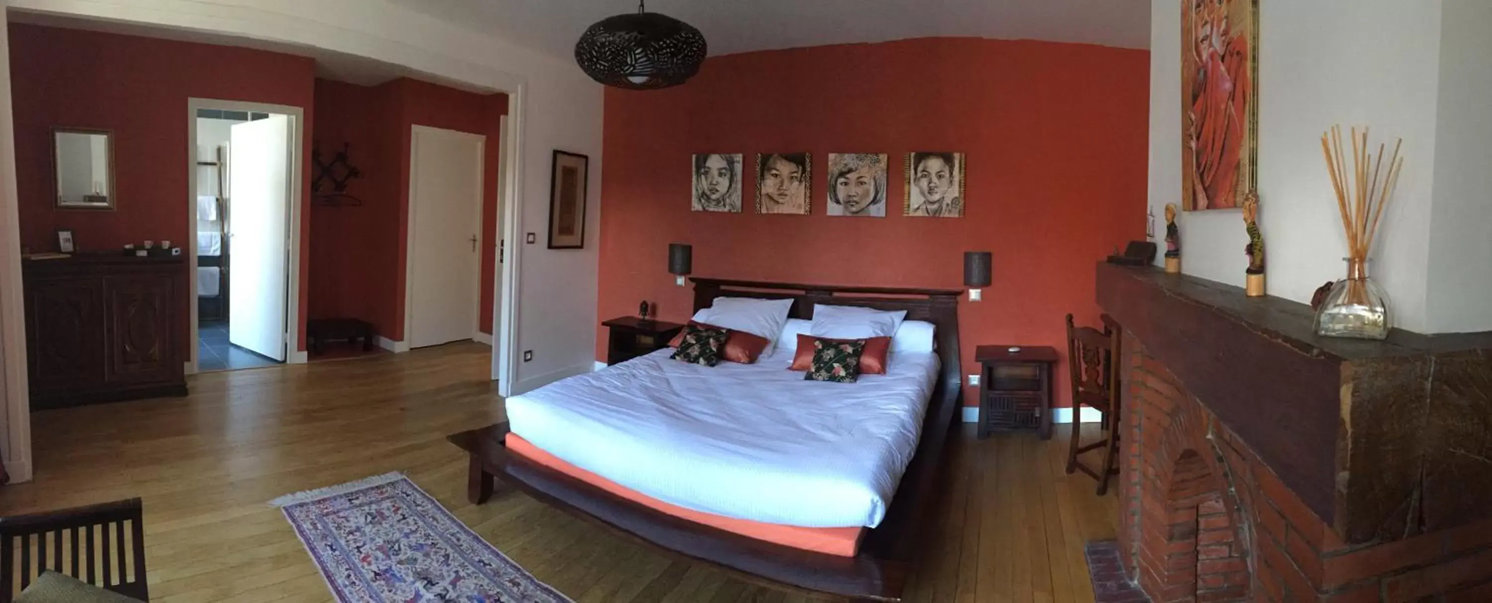 Photo of the whole room, Bed in Au Coeur De Beauvais