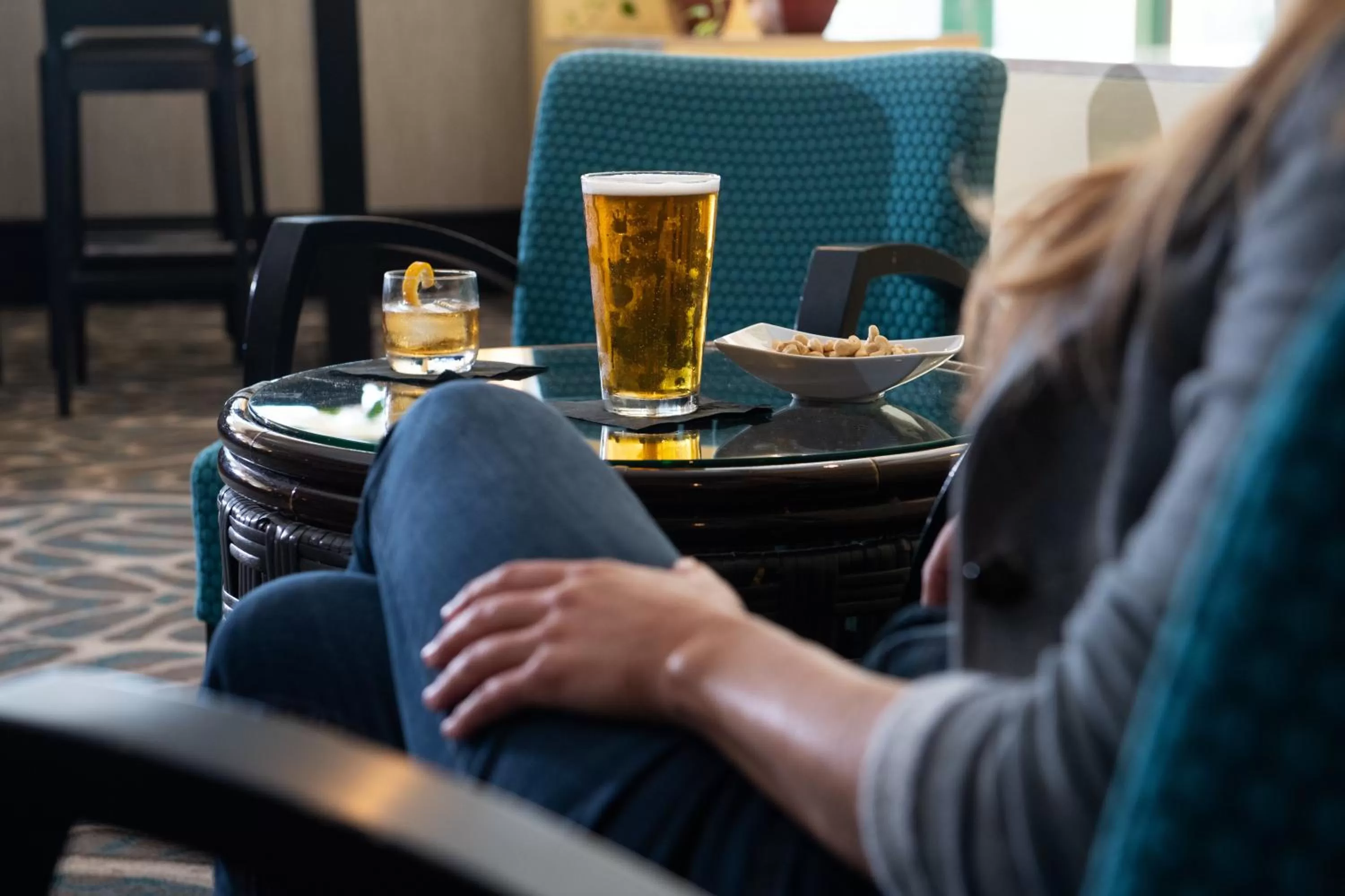 Lounge or bar in Crowne Plaza Cabana Hotel by IHG