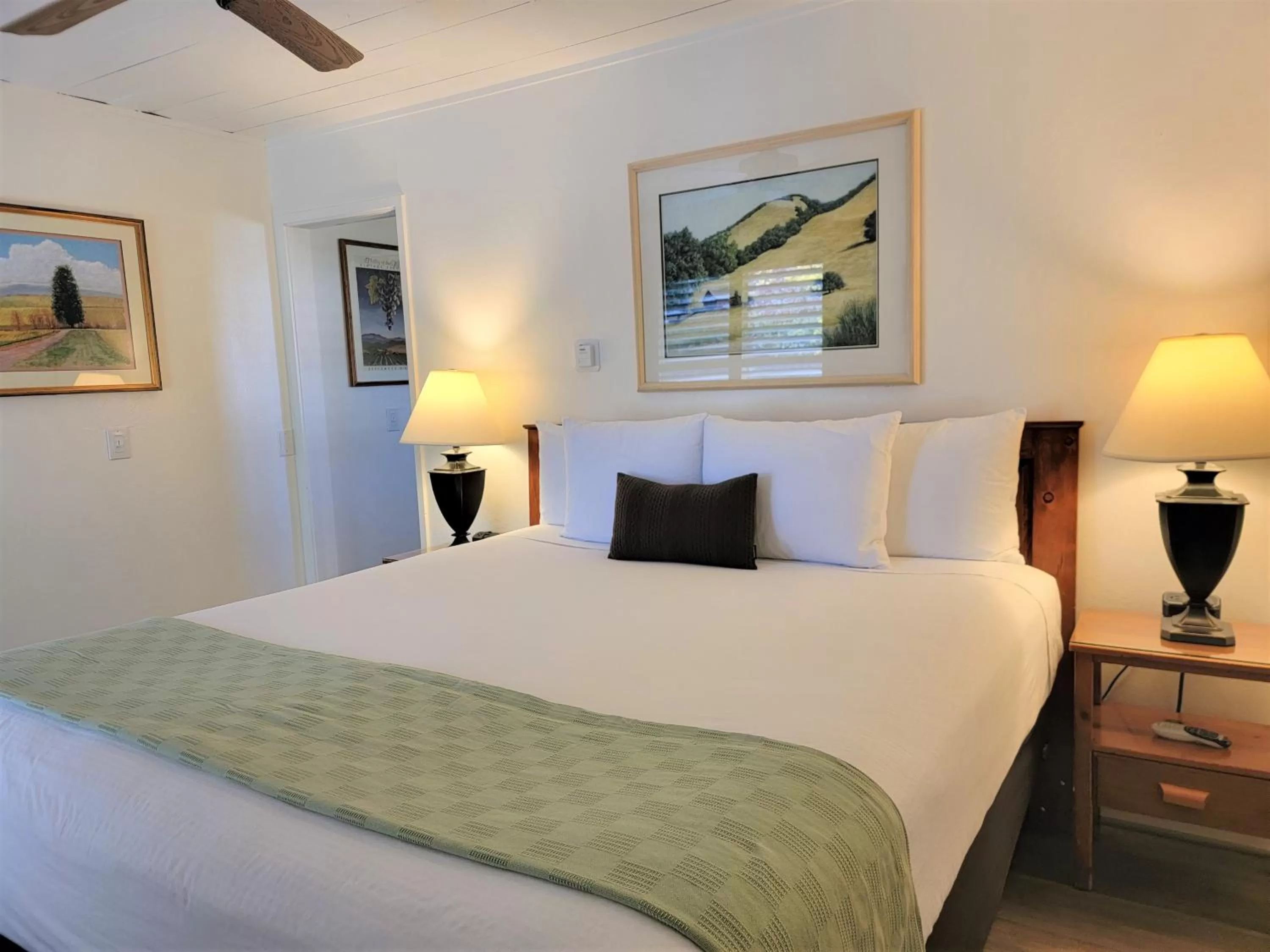 Bedroom, Bed in El Pueblo Inn