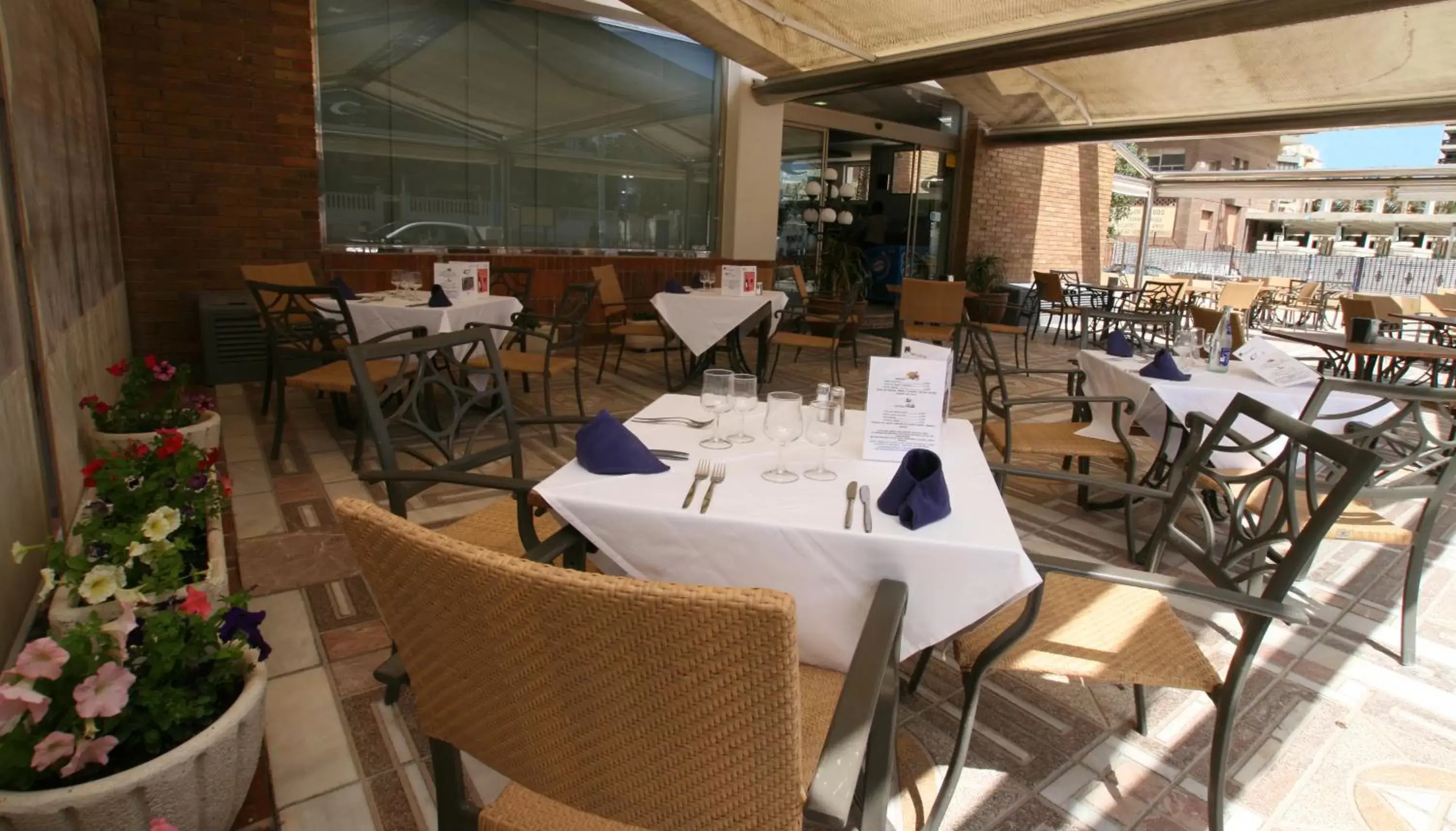 Lounge or bar, Restaurant/Places to Eat in Hotel Castilla Alicante