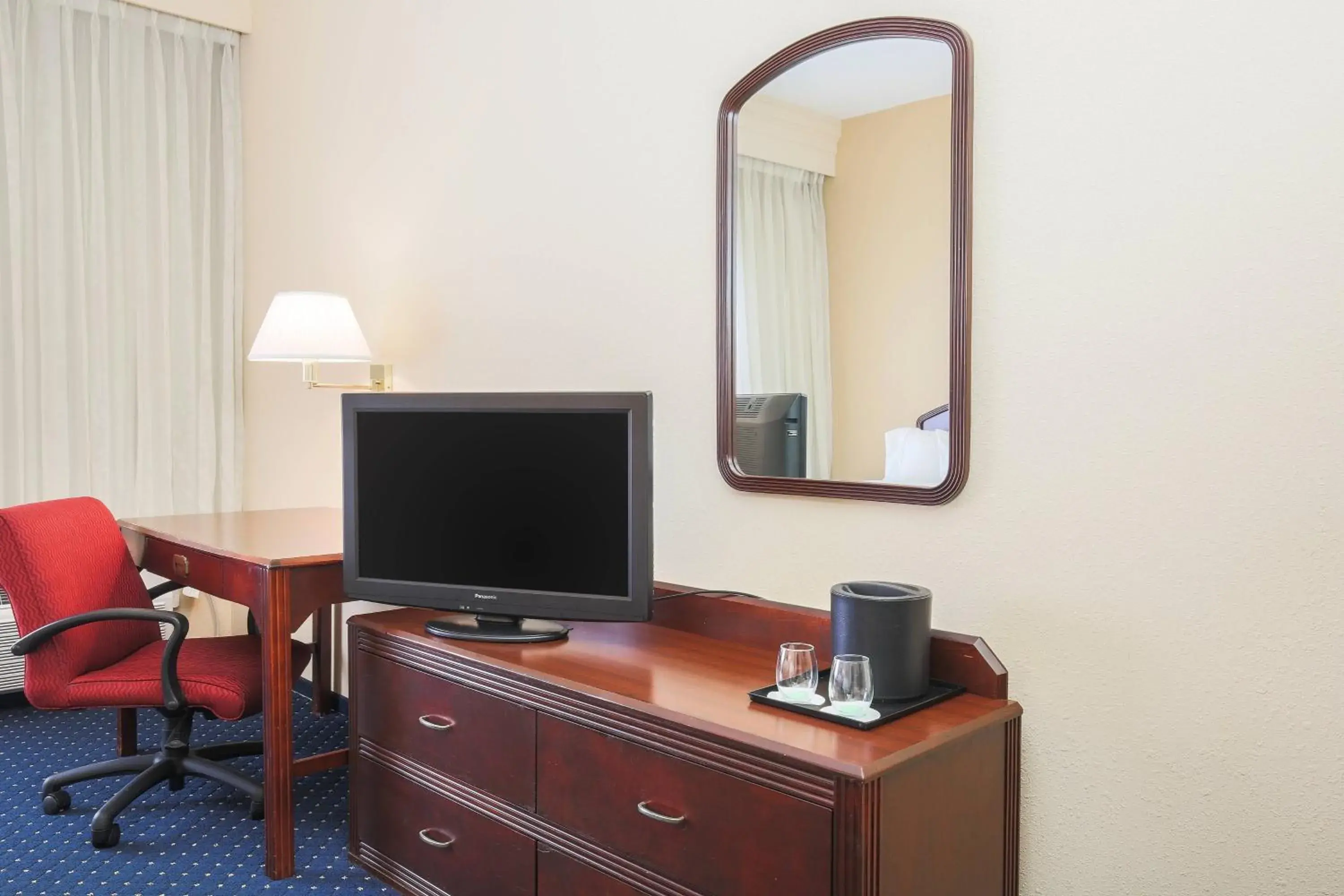 Bedroom, TV/Entertainment Center in Courtyard by Marriott Flint Grand Blanc