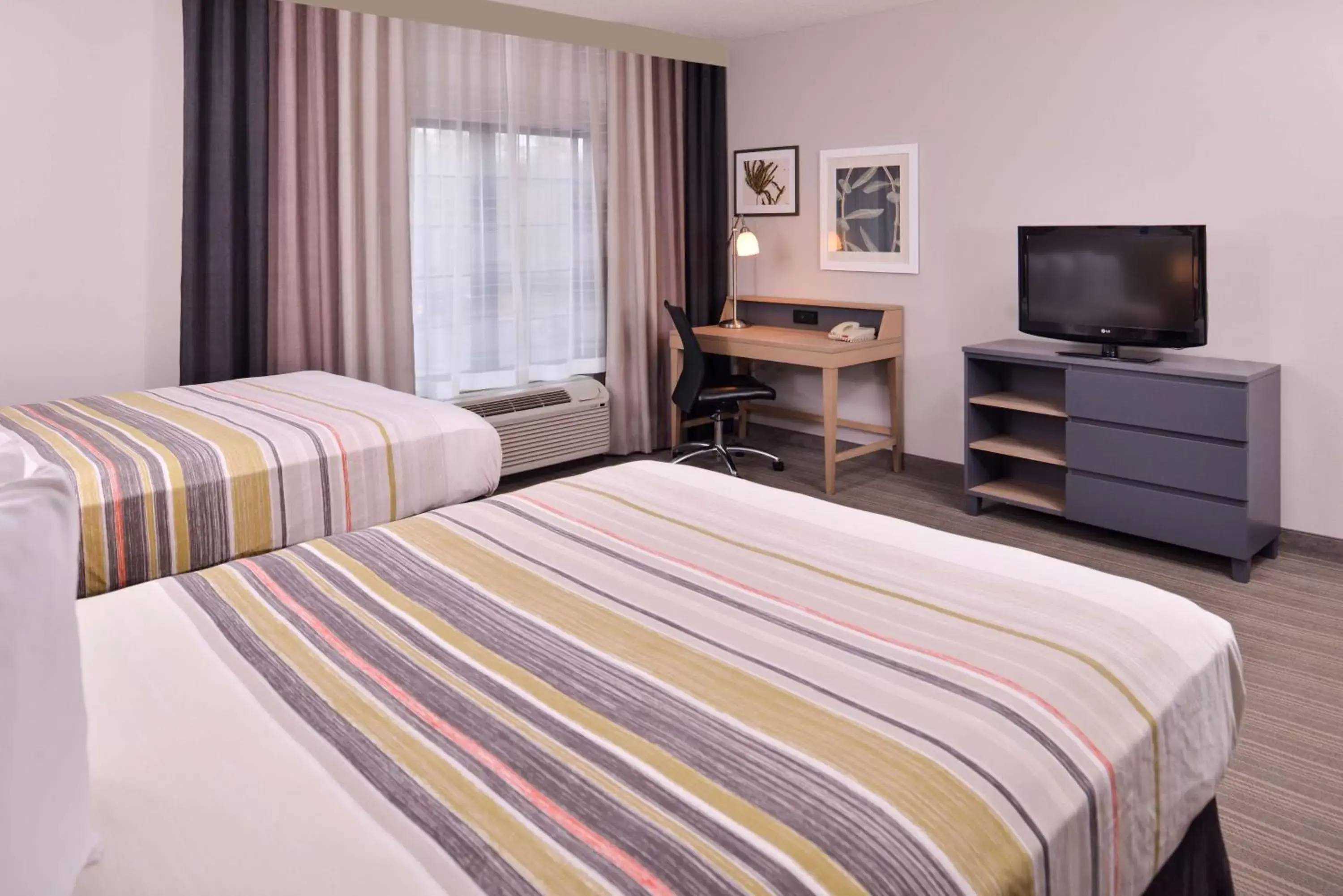 Photo of the whole room, Bed in Country Inn & Suites by Radisson, Raleigh-Durham Airport, NC