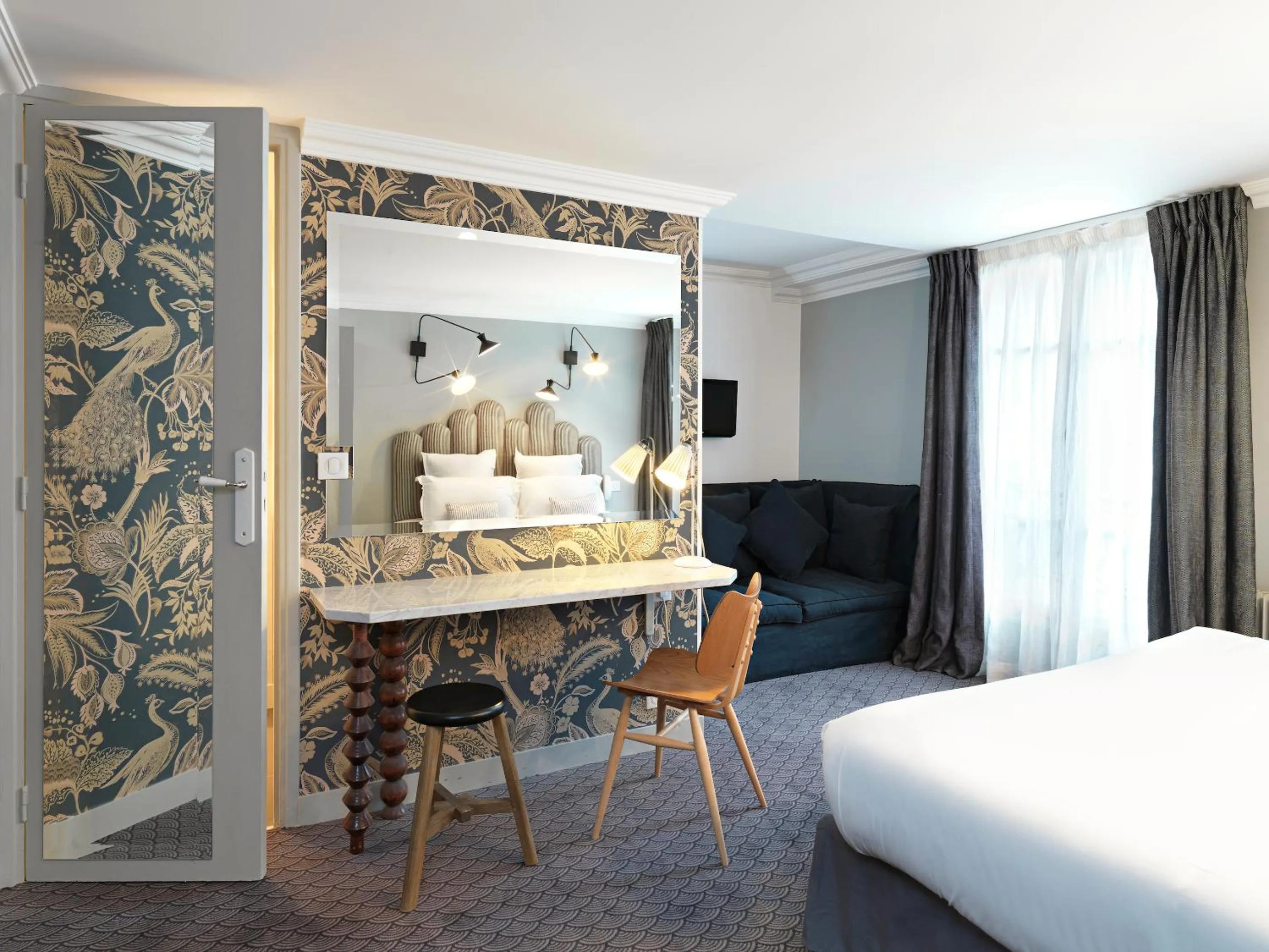 Seating area, Bed in Hotel Paradis