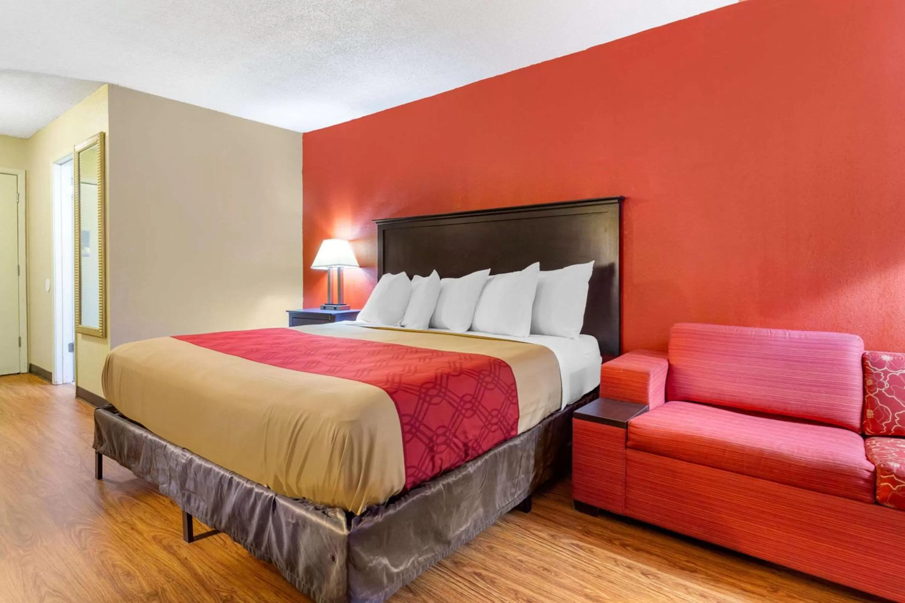 Photo of the whole room, Bed in Econo Lodge Burlington I-40