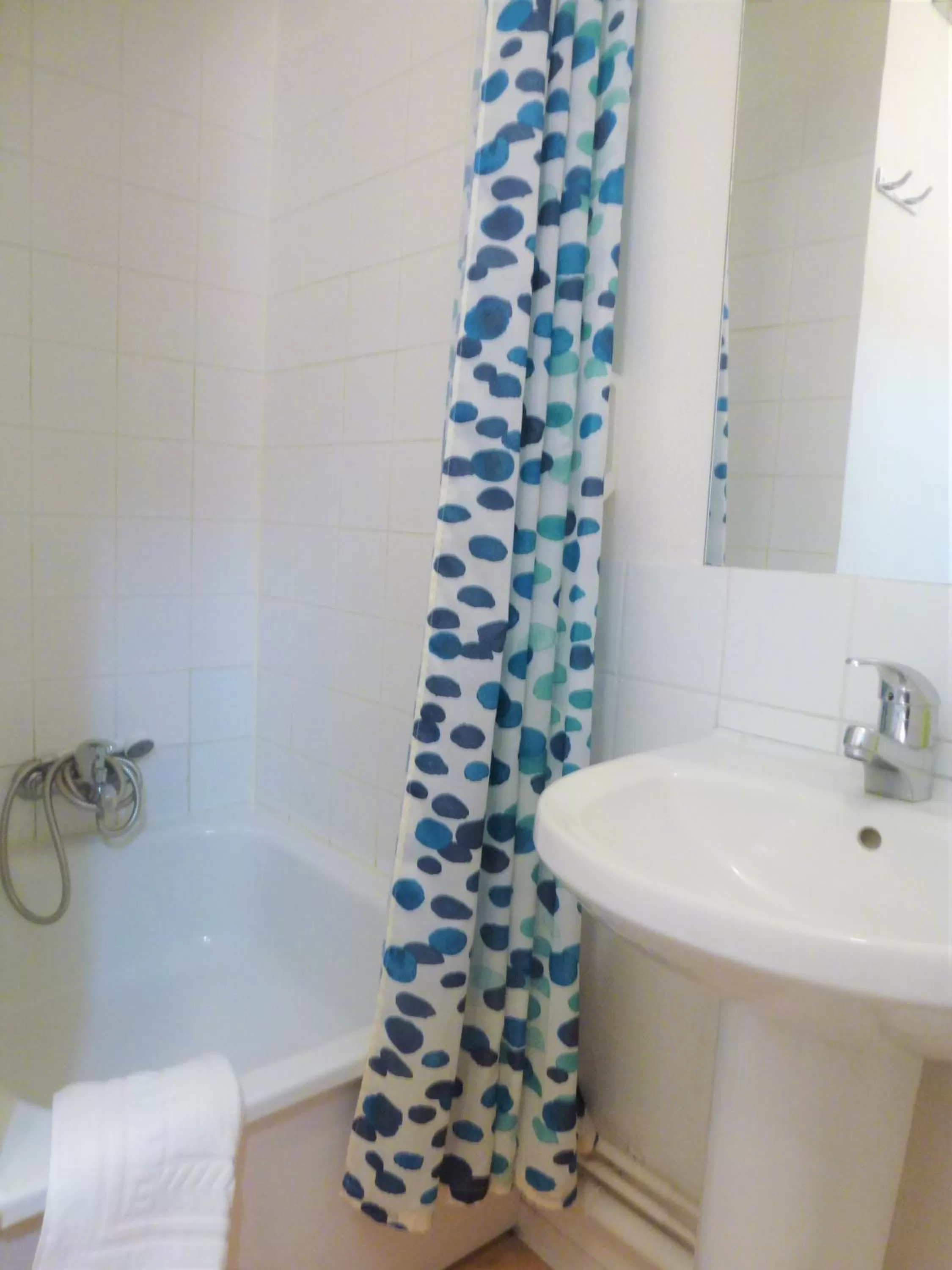 Economy Double Room with carpet floor  in Hôtel et Résidence Les Lauréades Clermont-Ferrand Centre Jaude