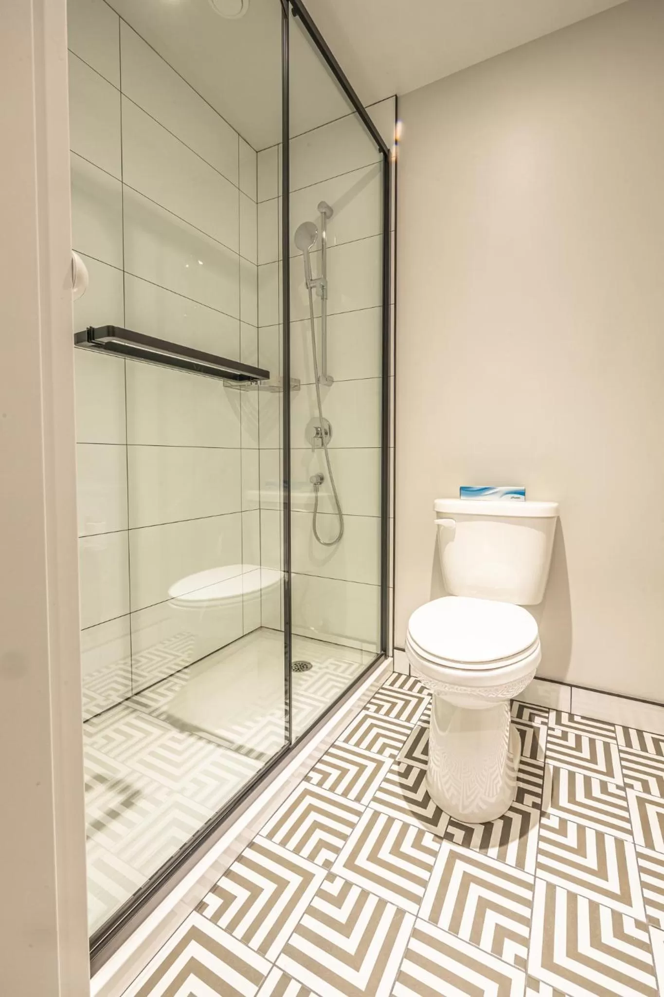 Shower in Hôtel Manoir Vieux-Québec