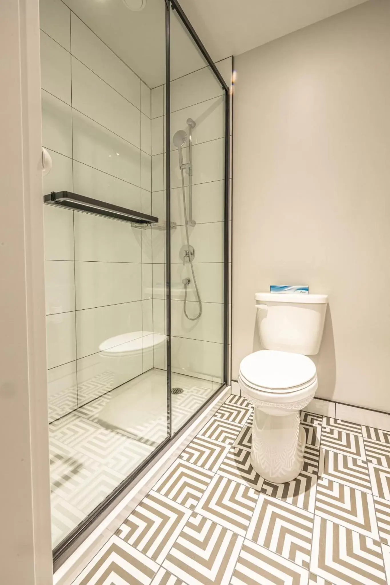Shower, Bathroom in Hôtel Manoir Vieux-Québec