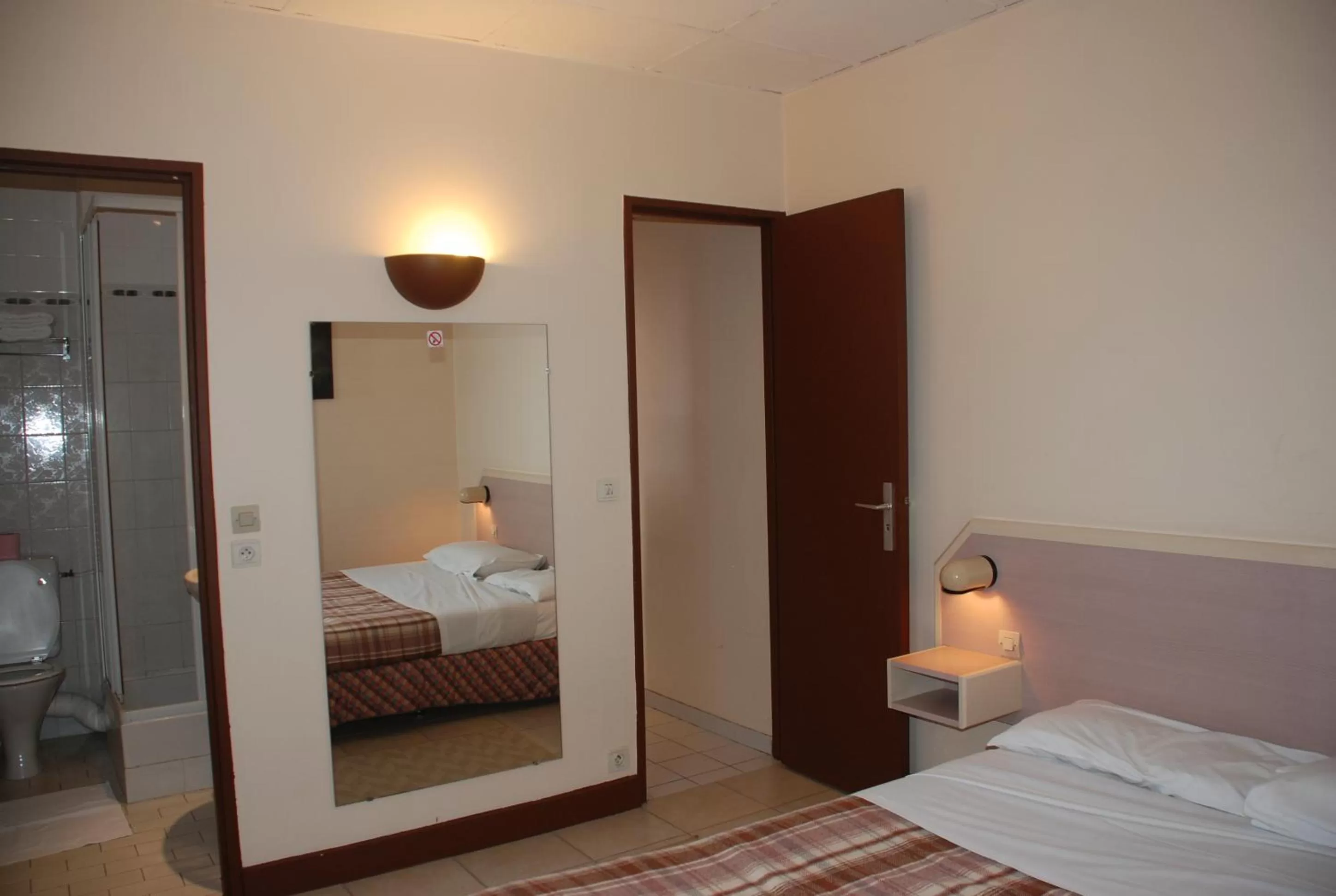 Photo of the whole room, Bed in Residence De La Tour Paris-Malakoff