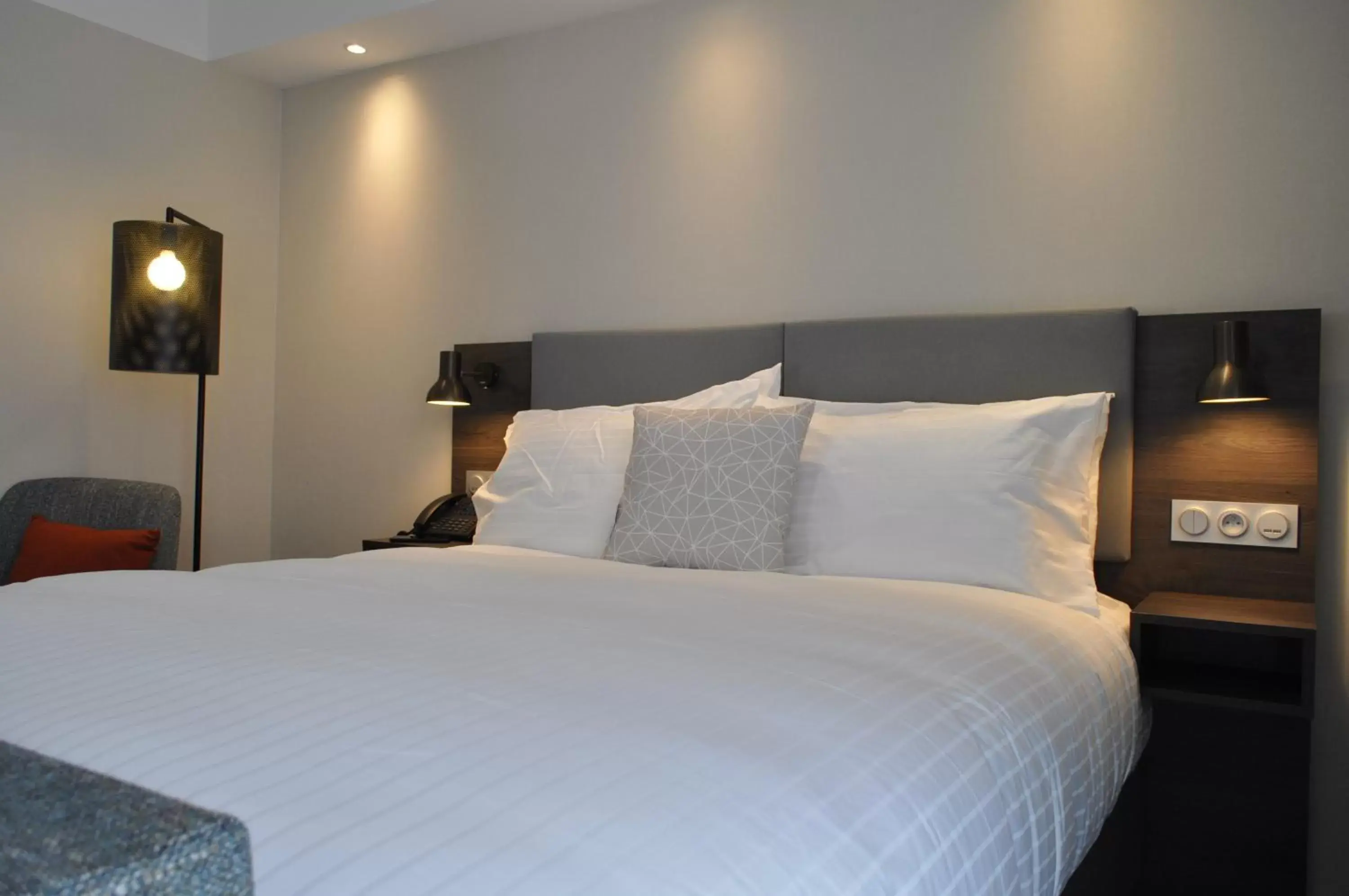 Bed in Holiday Inn - Bordeaux-Merignac, an IHG Hotel