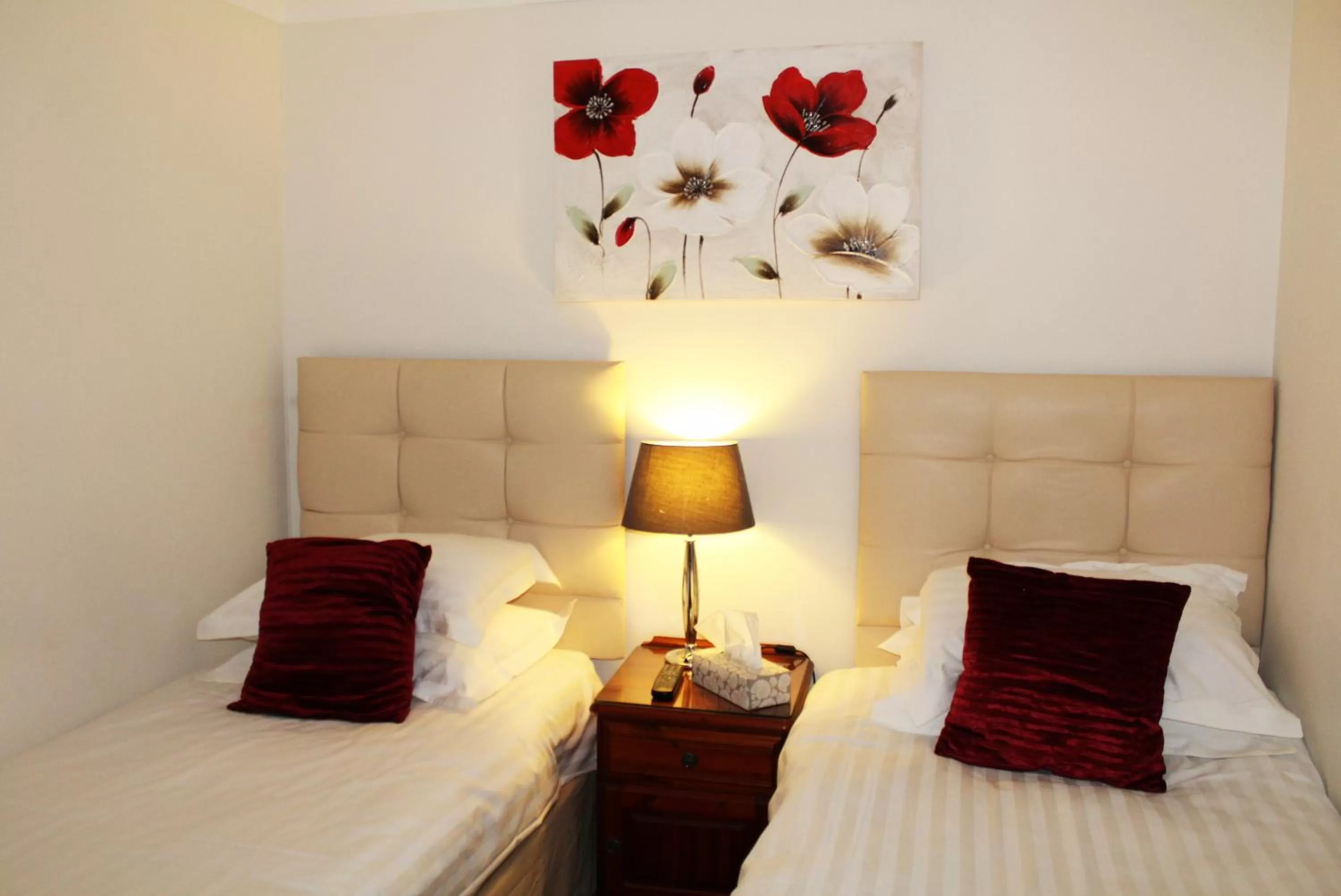 Shower, Bed in The Lion Hotel