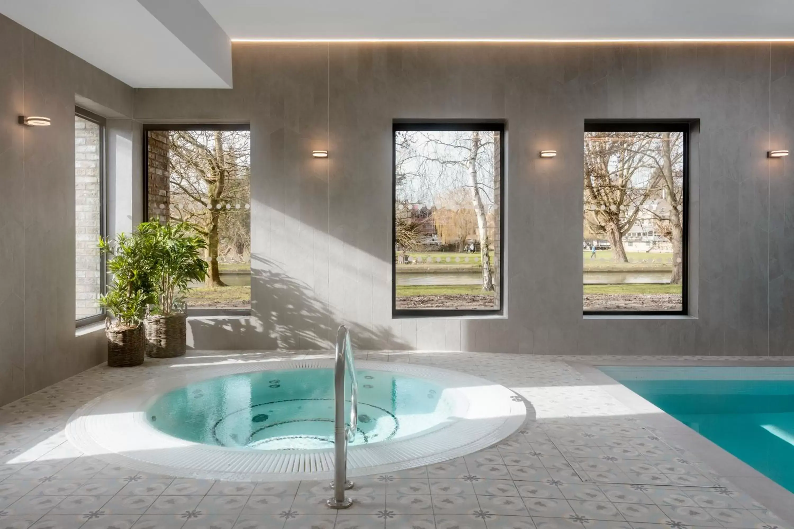 Hot Tub, Swimming Pool in Graduate Cambridge