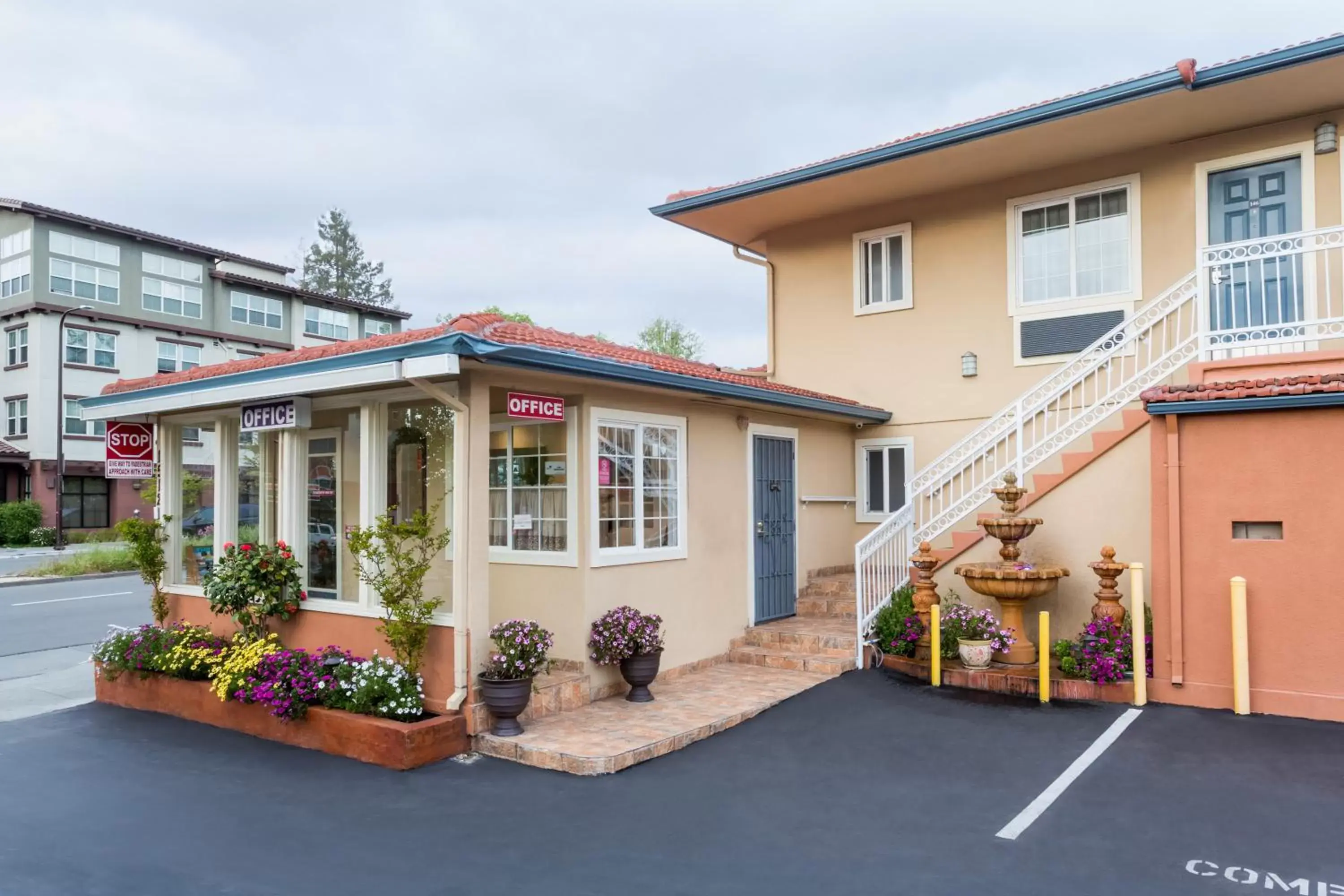 Property building in Howard Johnson By Wyndham Berkeley Property building in Howard Johnson By Wyndham Berkeley