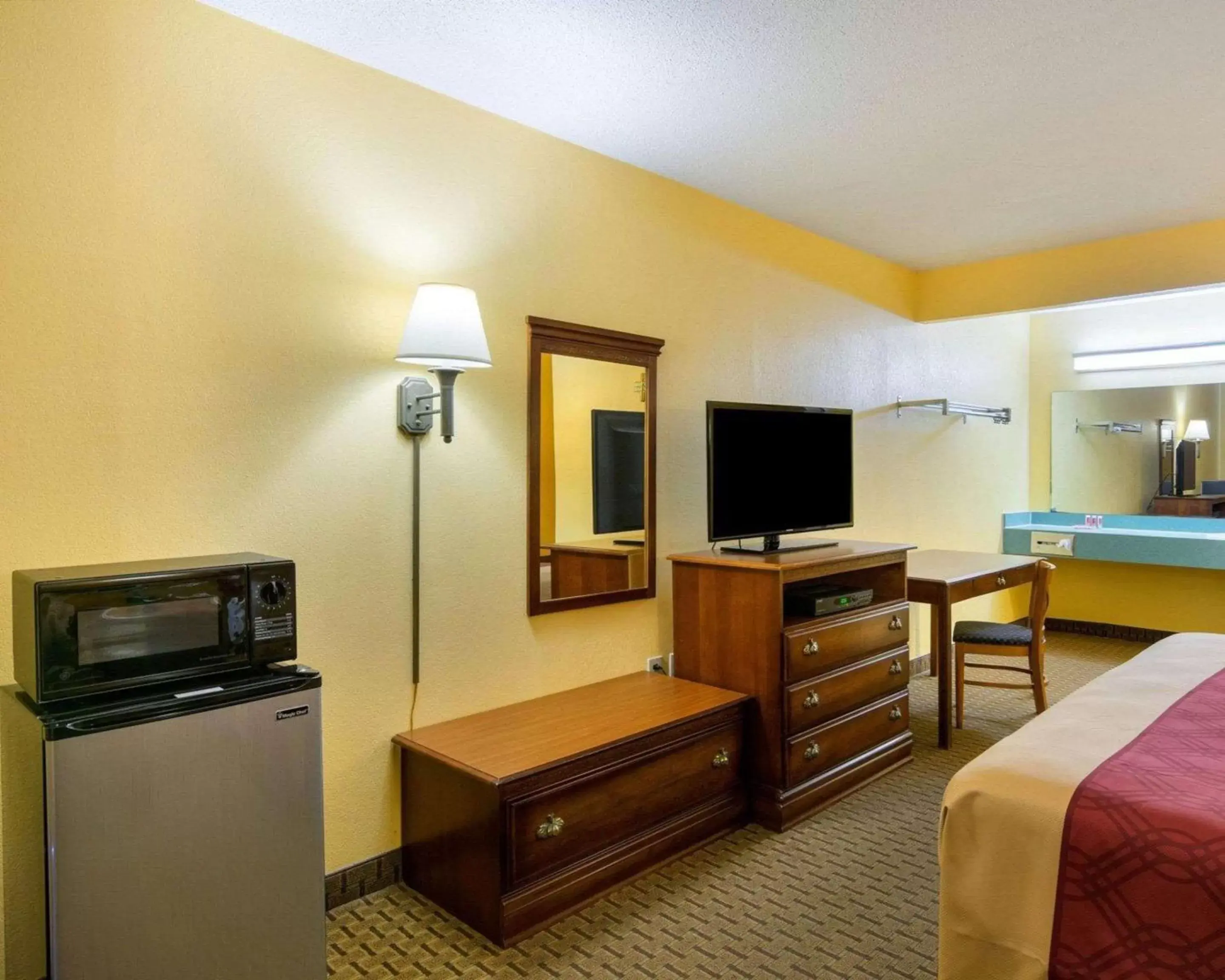 Photo of the whole room, TV/Entertainment Center in Econo Lodge Fredericksburg near I-95